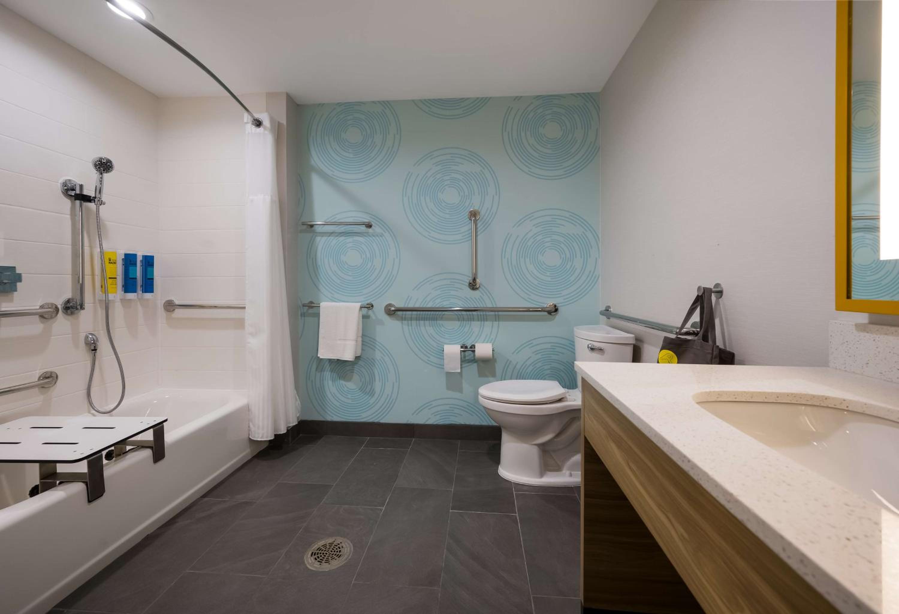 Queen Room with Two Queen Beds - Mobility Access - Photo 3