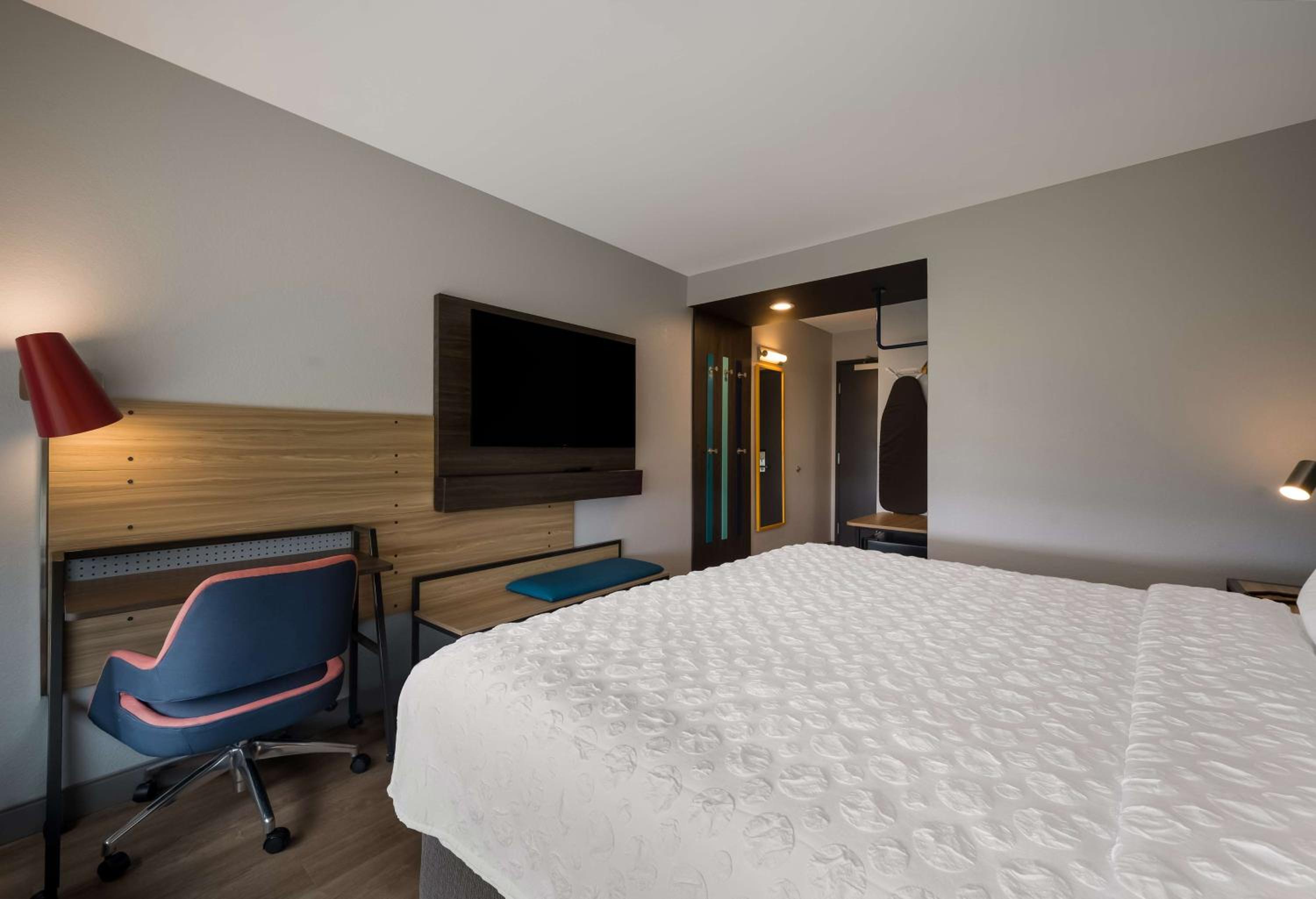 King Room with Walk-In Shower - Photo 3
