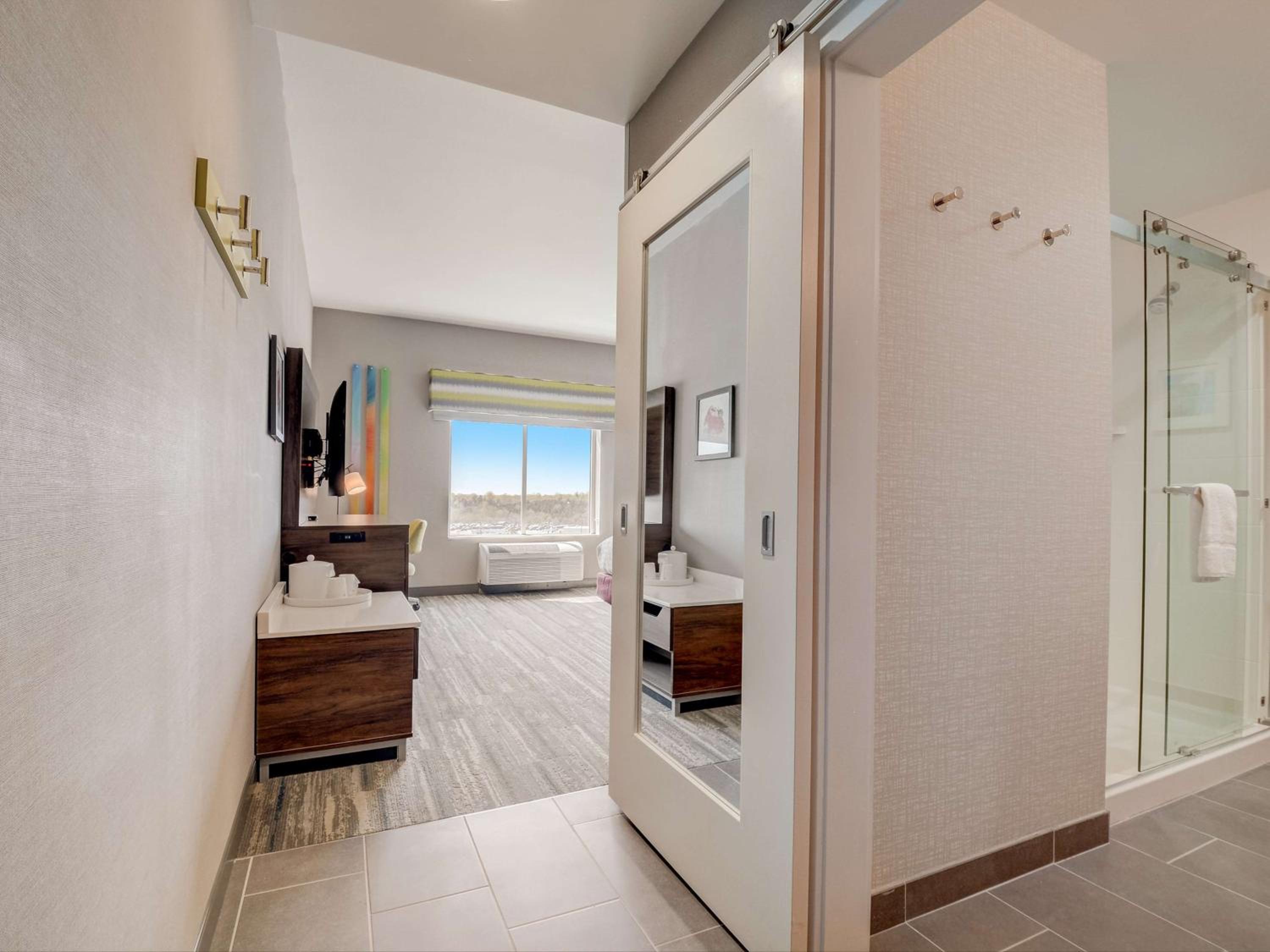 King Room with Microwave and Fridge - Photo 2