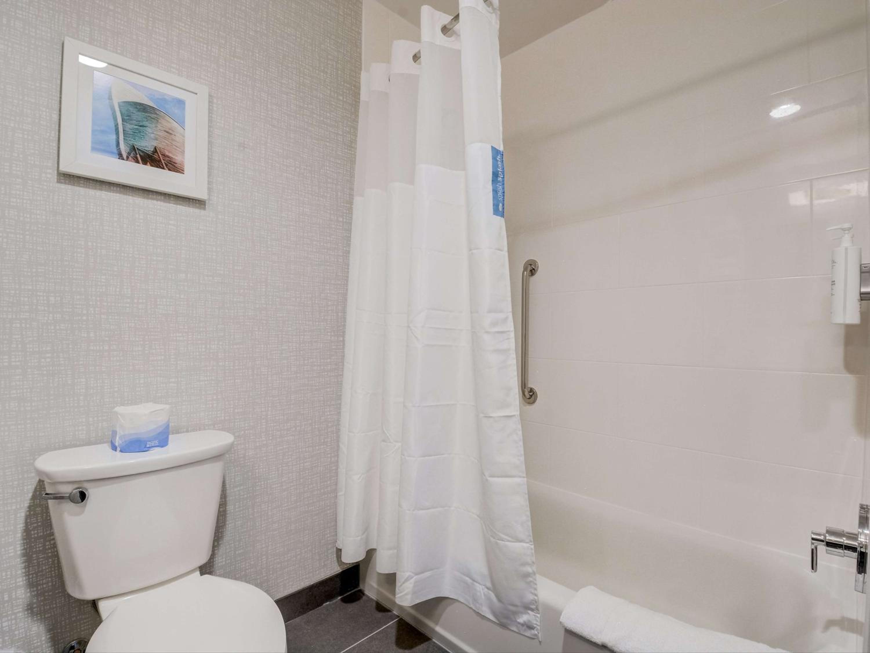 Queen Room with Two Queen Beds and Bath Tub - Mobility Access - Photo 7