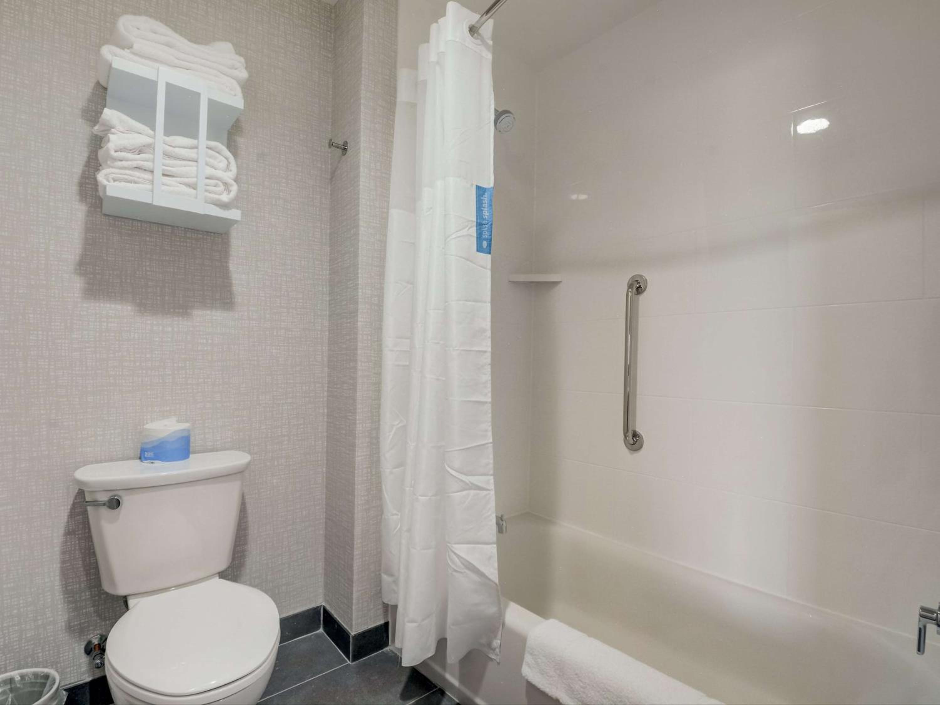 Queen Room with Two Queen Beds and Bath Tub - Mobility Access - Photo 8