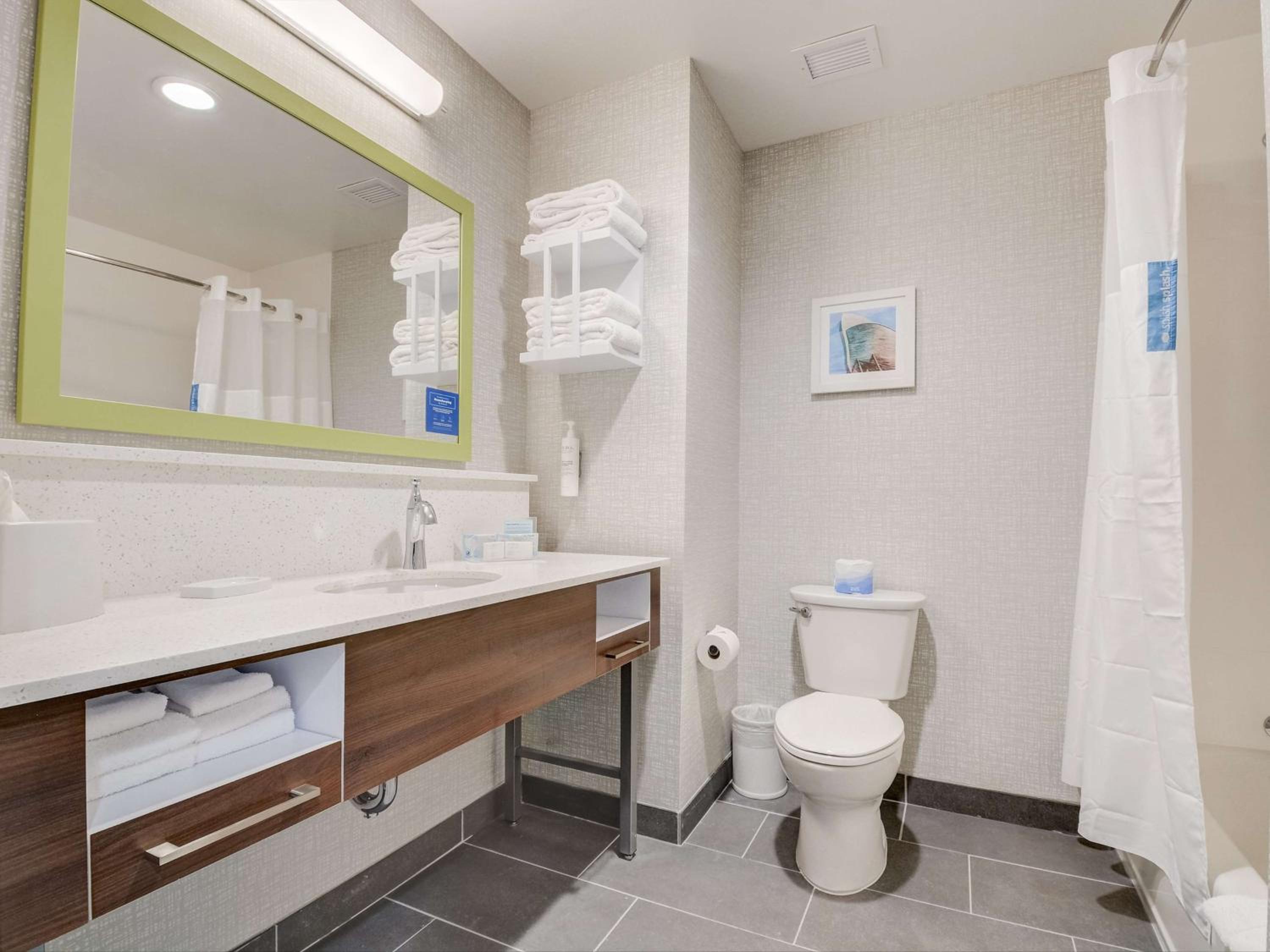Queen Room with Two Queen Beds and Bath Tub - Mobility Access - Photo 4