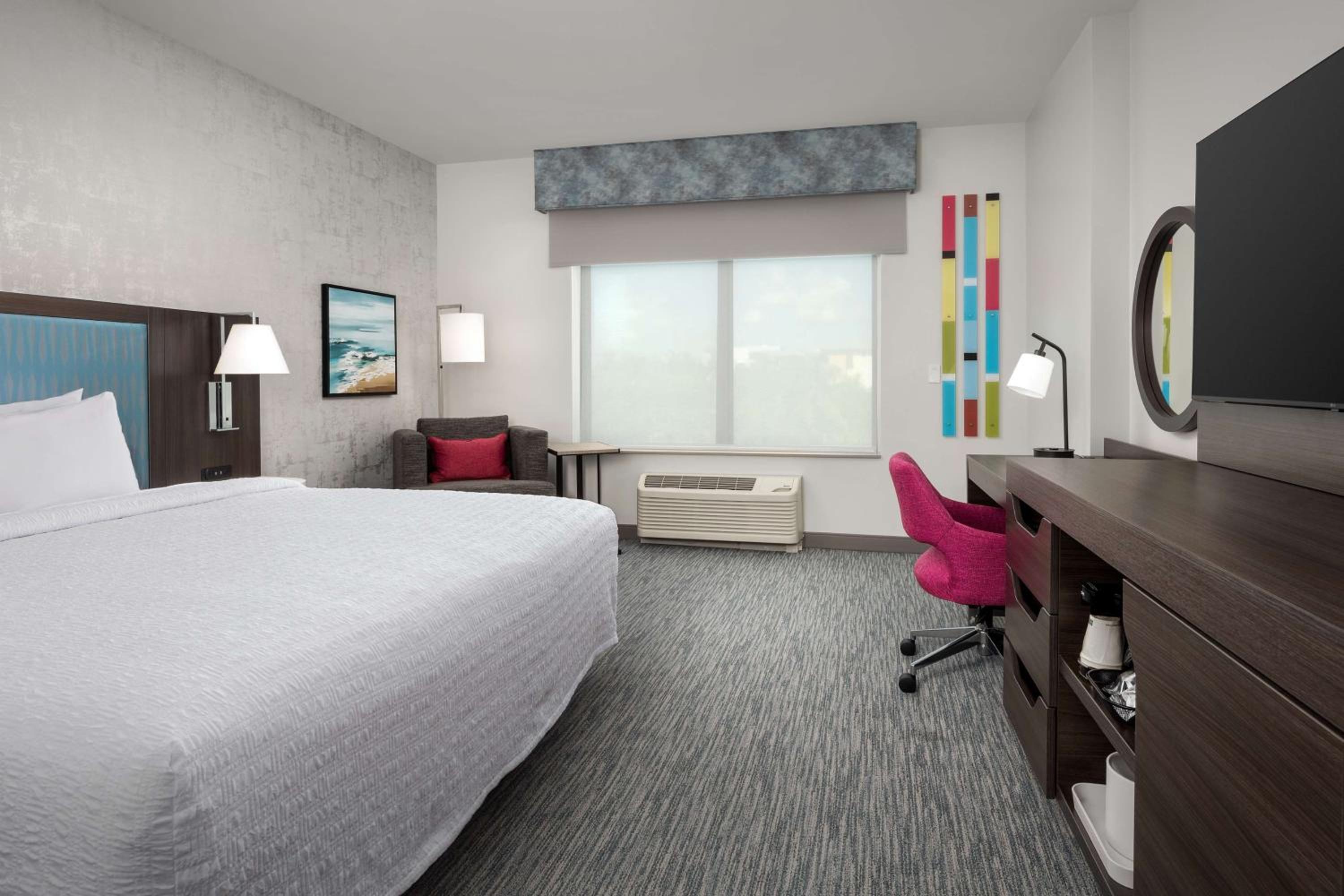 King Room with Bath Tub - Mobility and Hearing Access - Photo 4