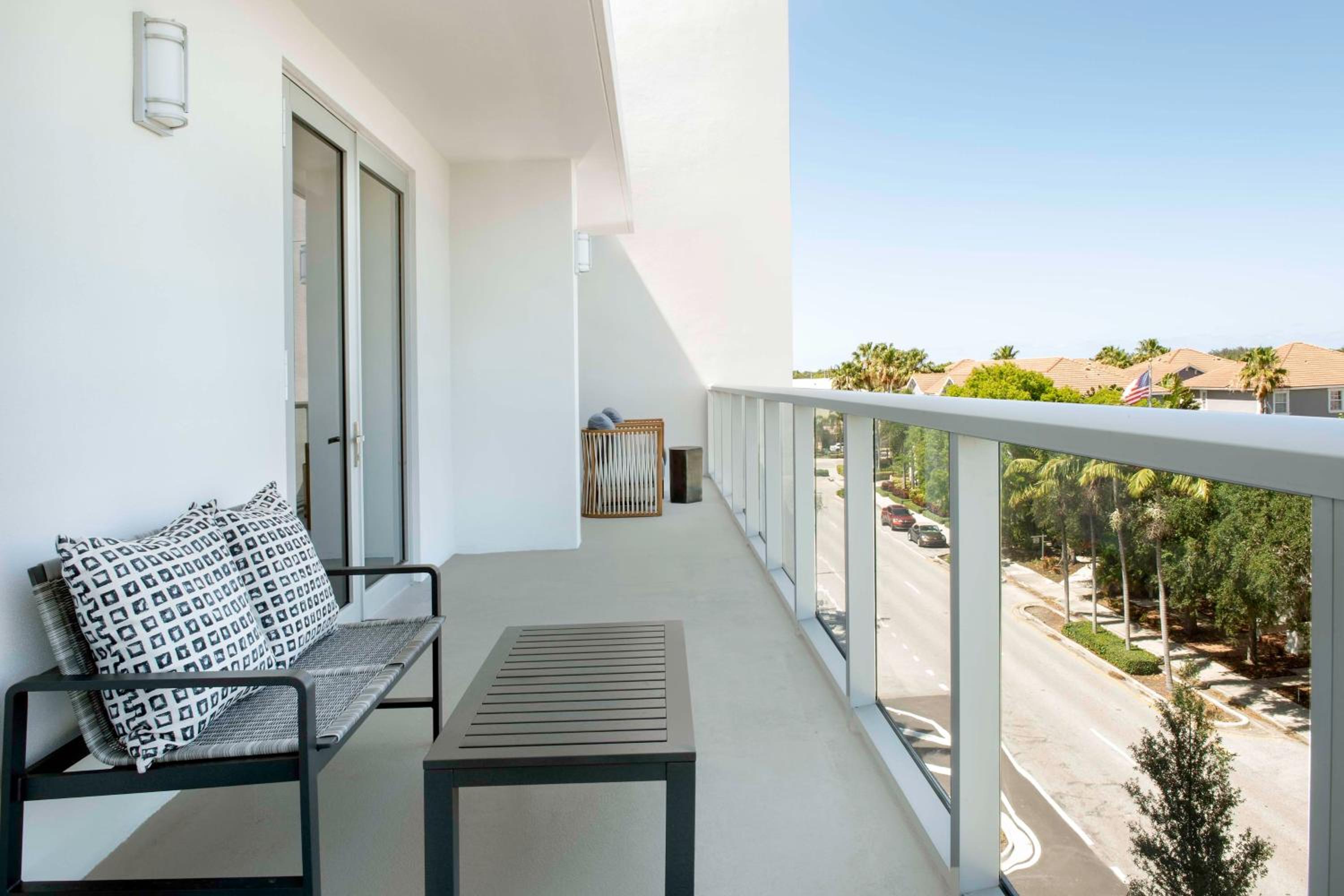 King Studio Suite with Balcony - Photo 2