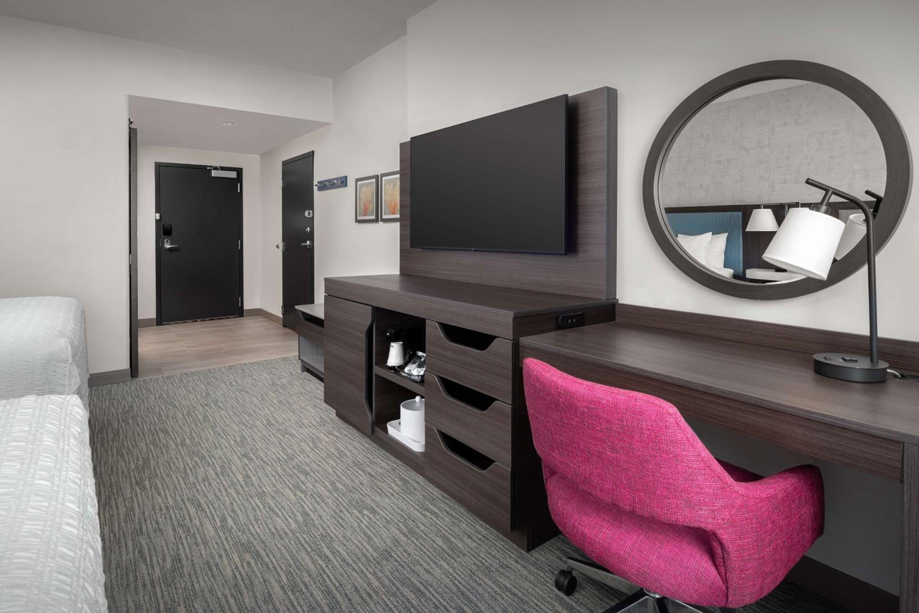 Queen Room with Two Queen Beds - Photo 3