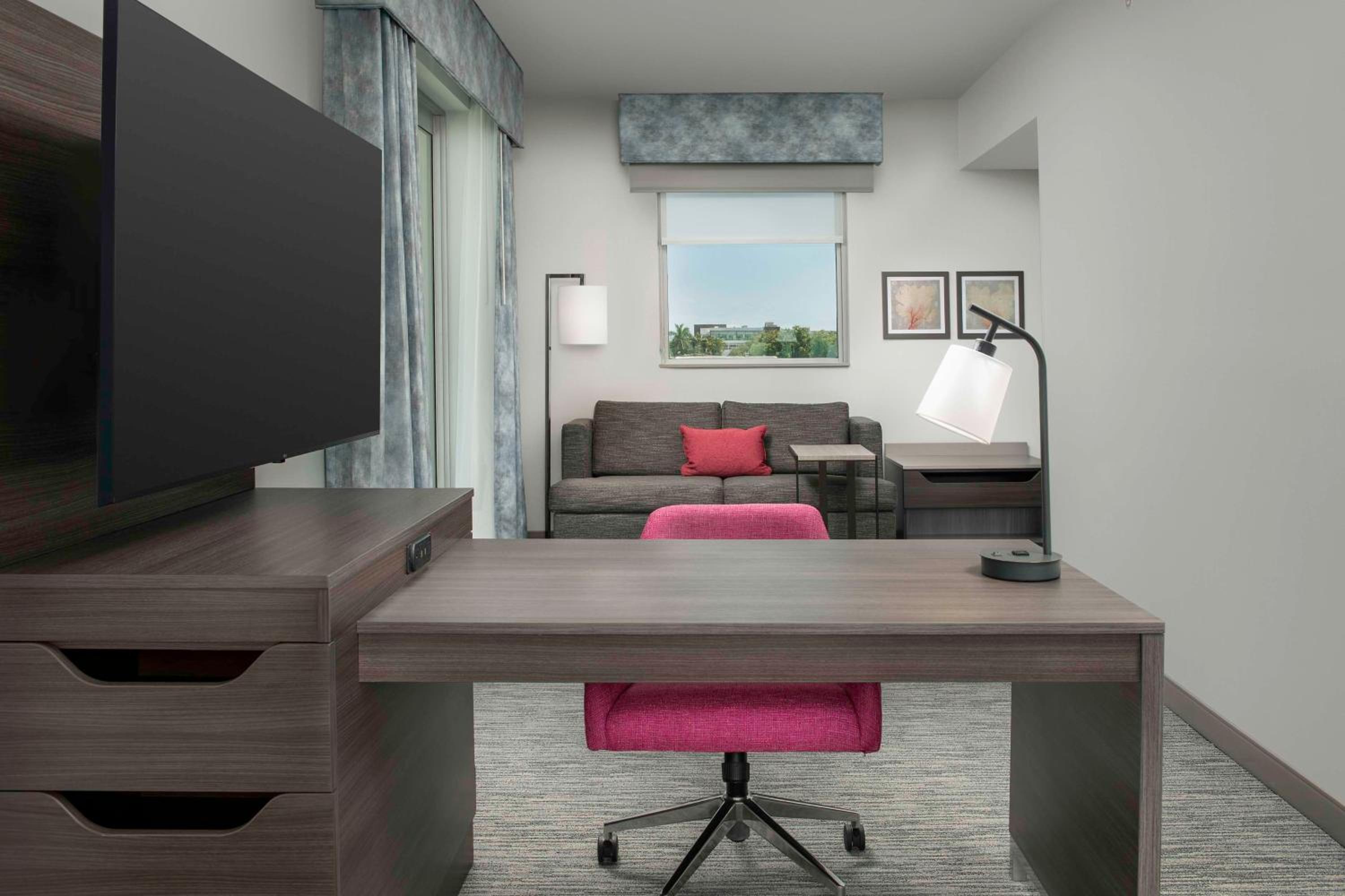 King Studio Suite with Balcony - Photo 3