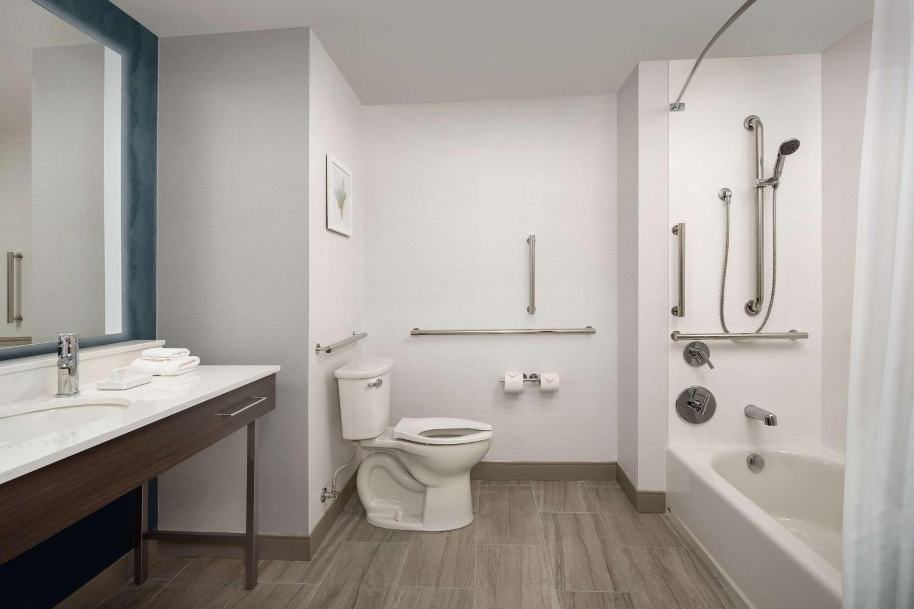 King Room with Bath Tub - Mobility and Hearing Access - Photo 2