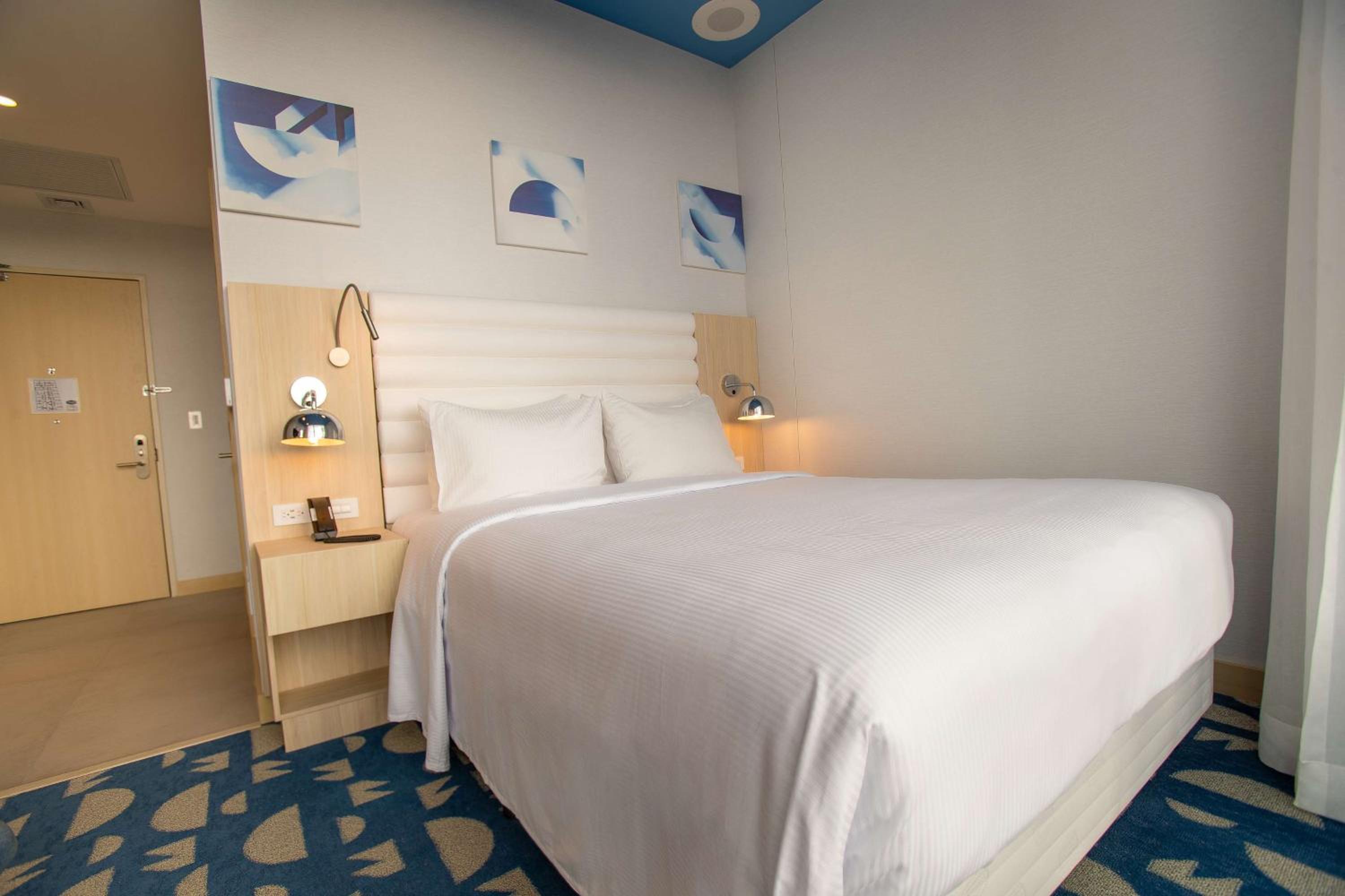 Queen Room with Roll-In Shower - Mobility Accessible/Non-Smoking - Photo 2