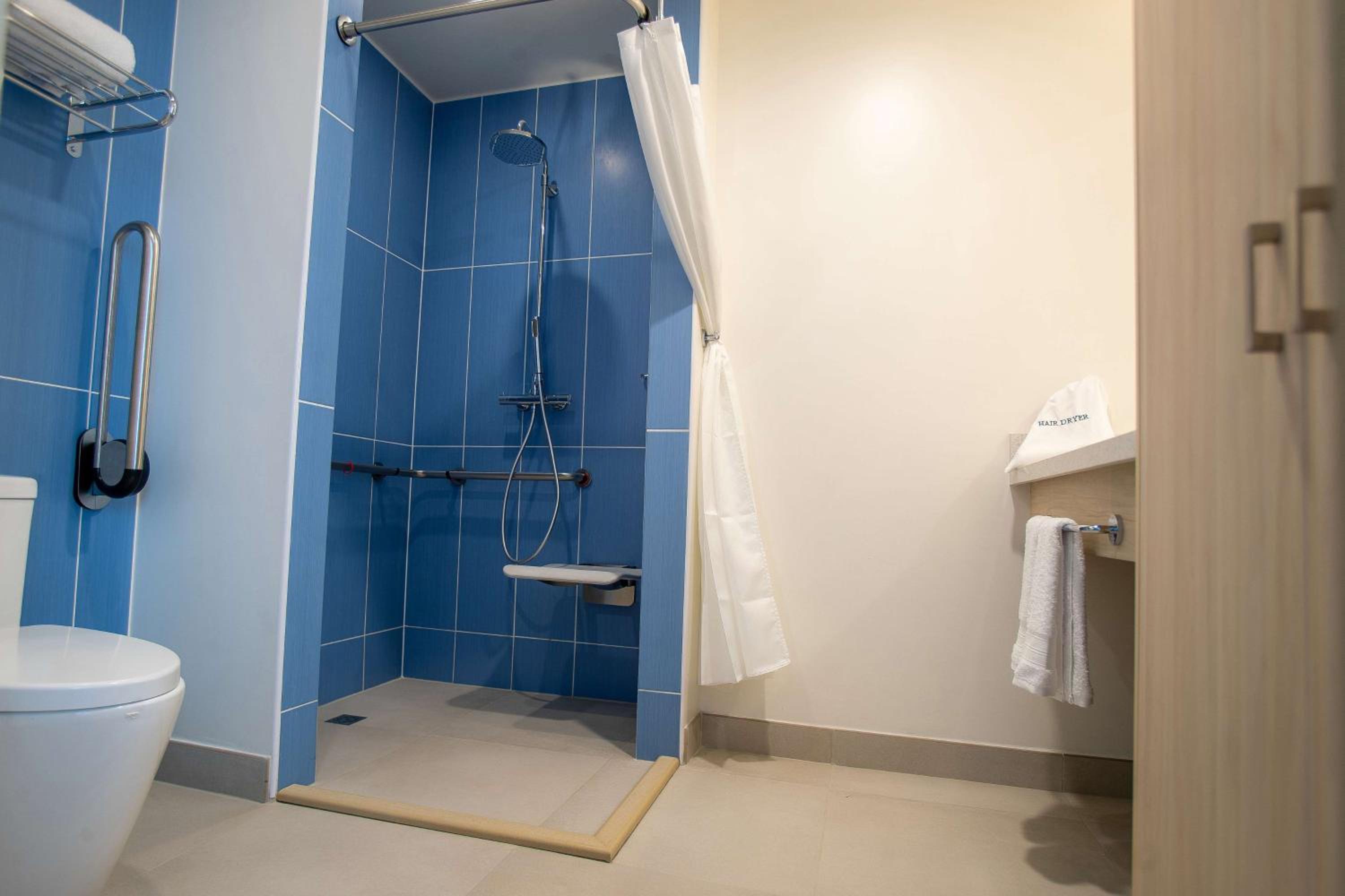 Queen Room with Roll-In Shower - Mobility Accessible/Non-Smoking - Photo 4