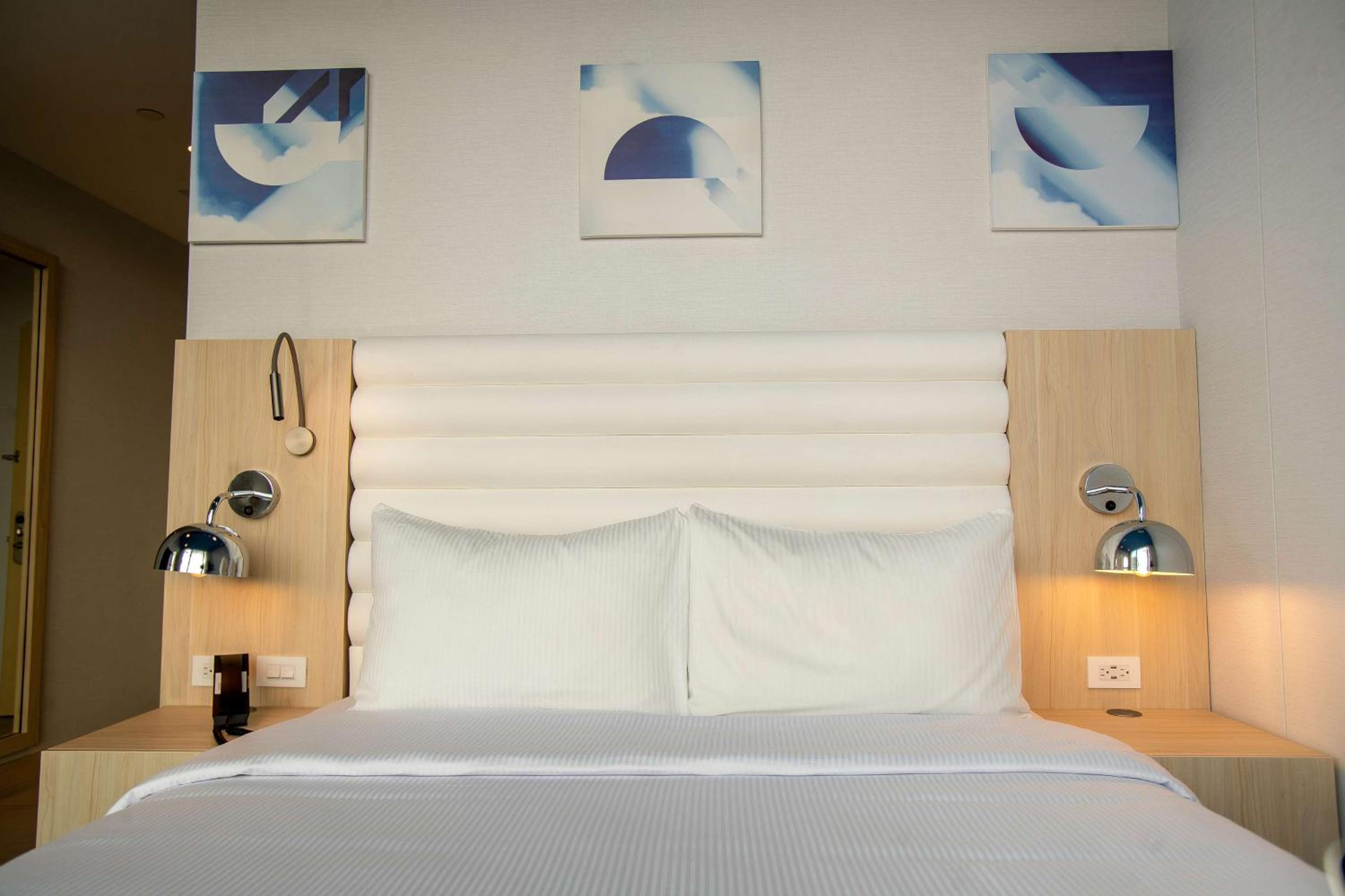 Queen Room with Roll-In Shower - Mobility Accessible/Non-Smoking - Photo 3