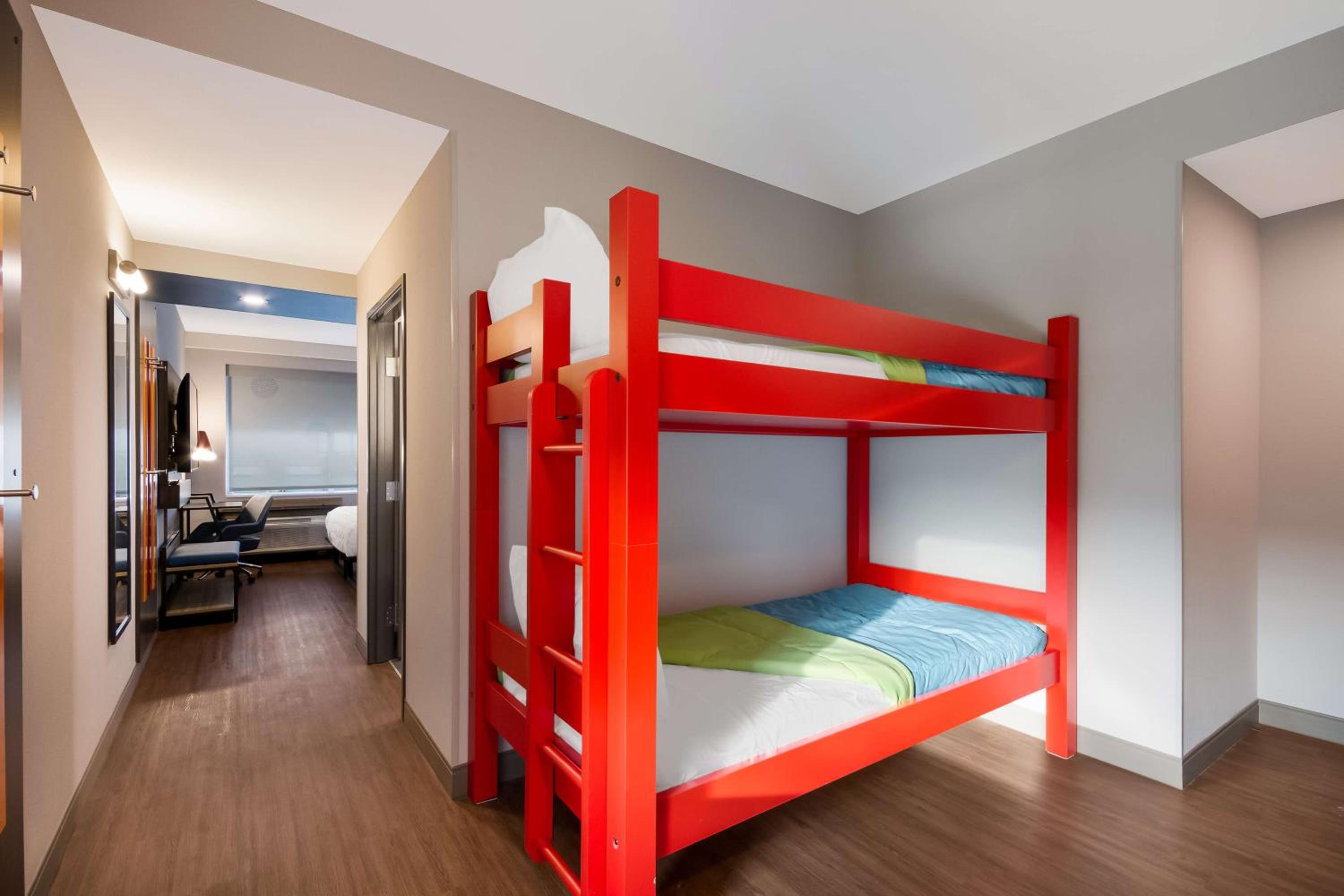 King Room with Bunk Beds - Photo 5