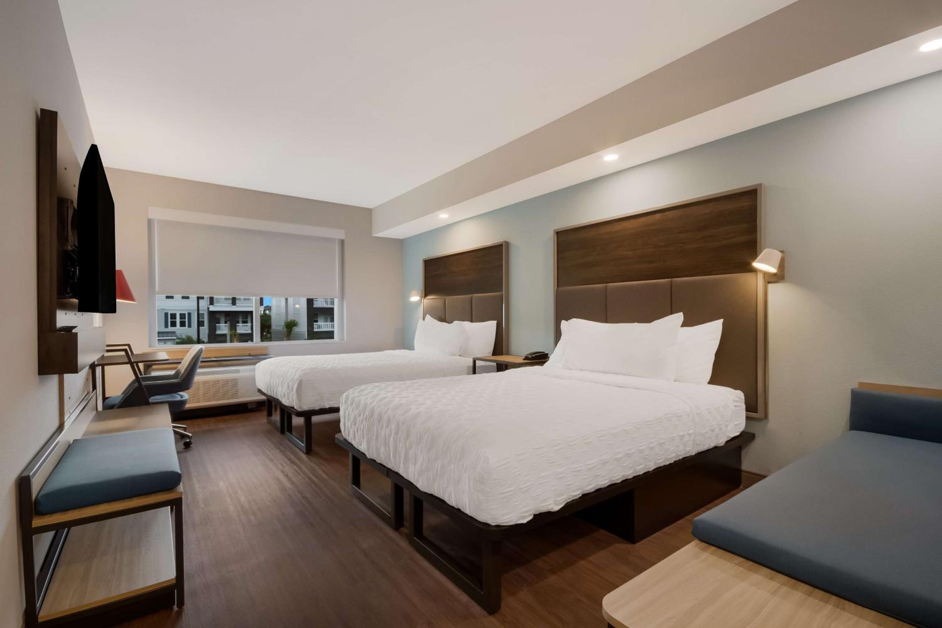 Queen Room with Two Queen Beds - Photo 3