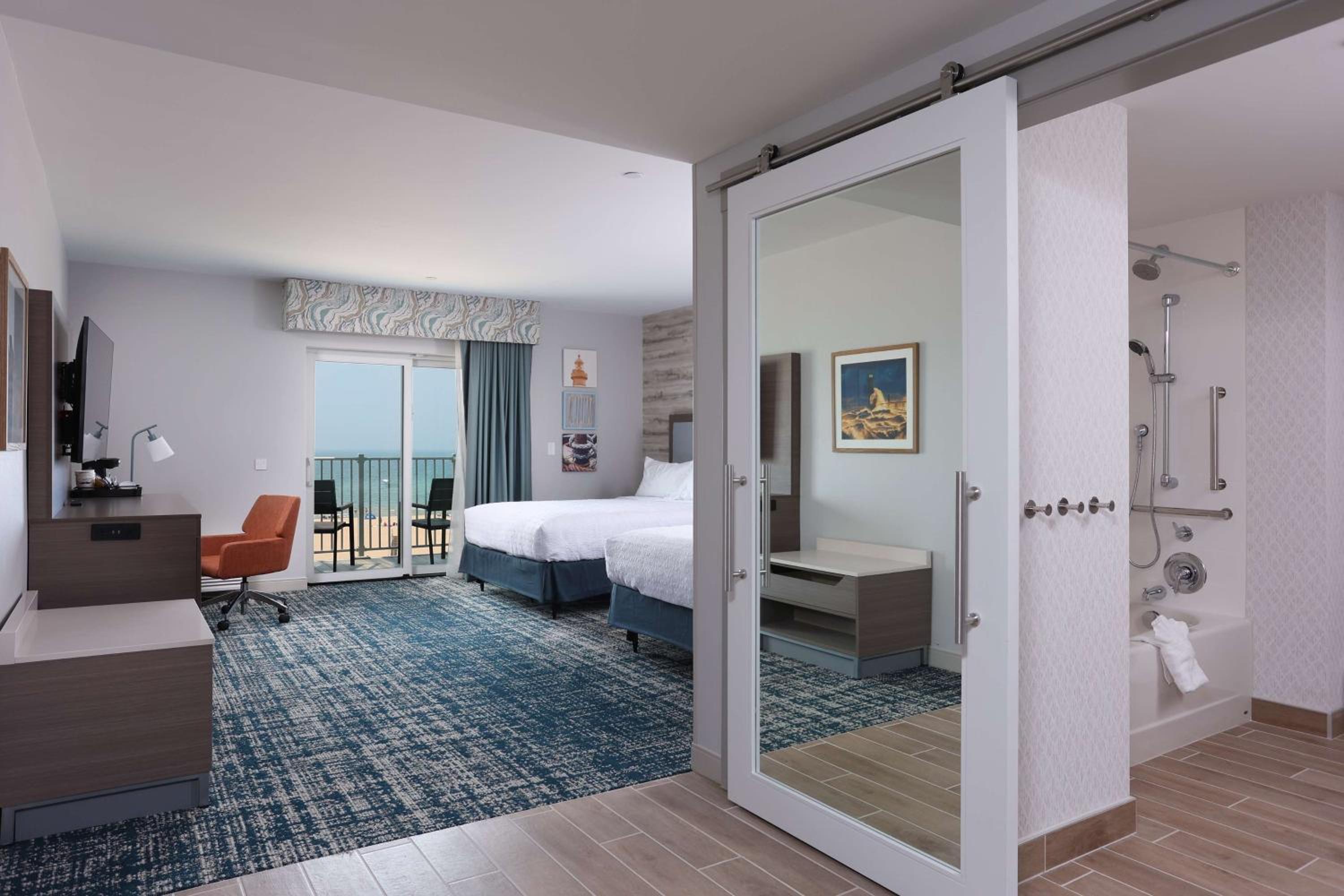 Queen Room with Two Queen Beds and Lake View - Mobility Access Tub