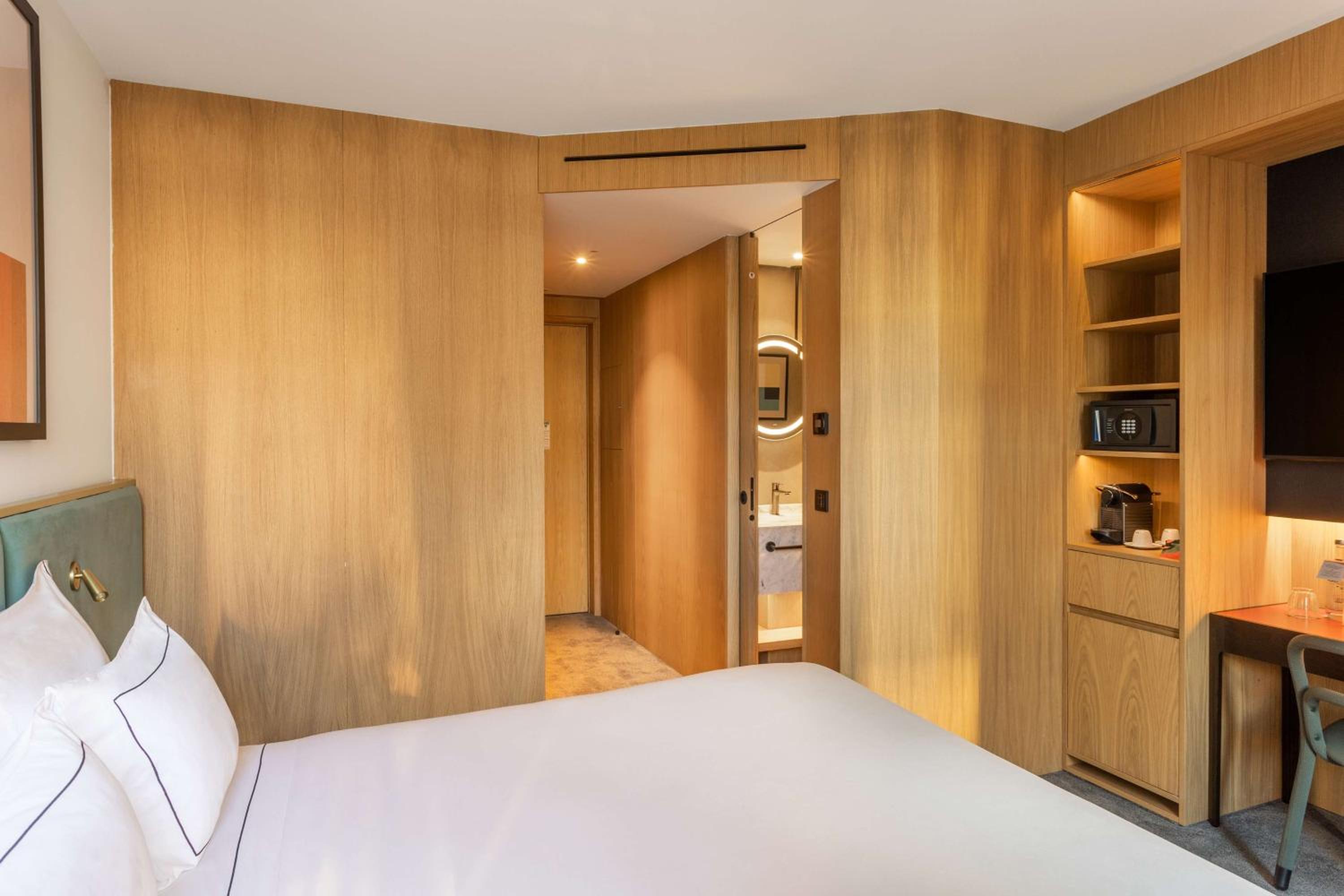 Queen Room with Balcony - Photo 2