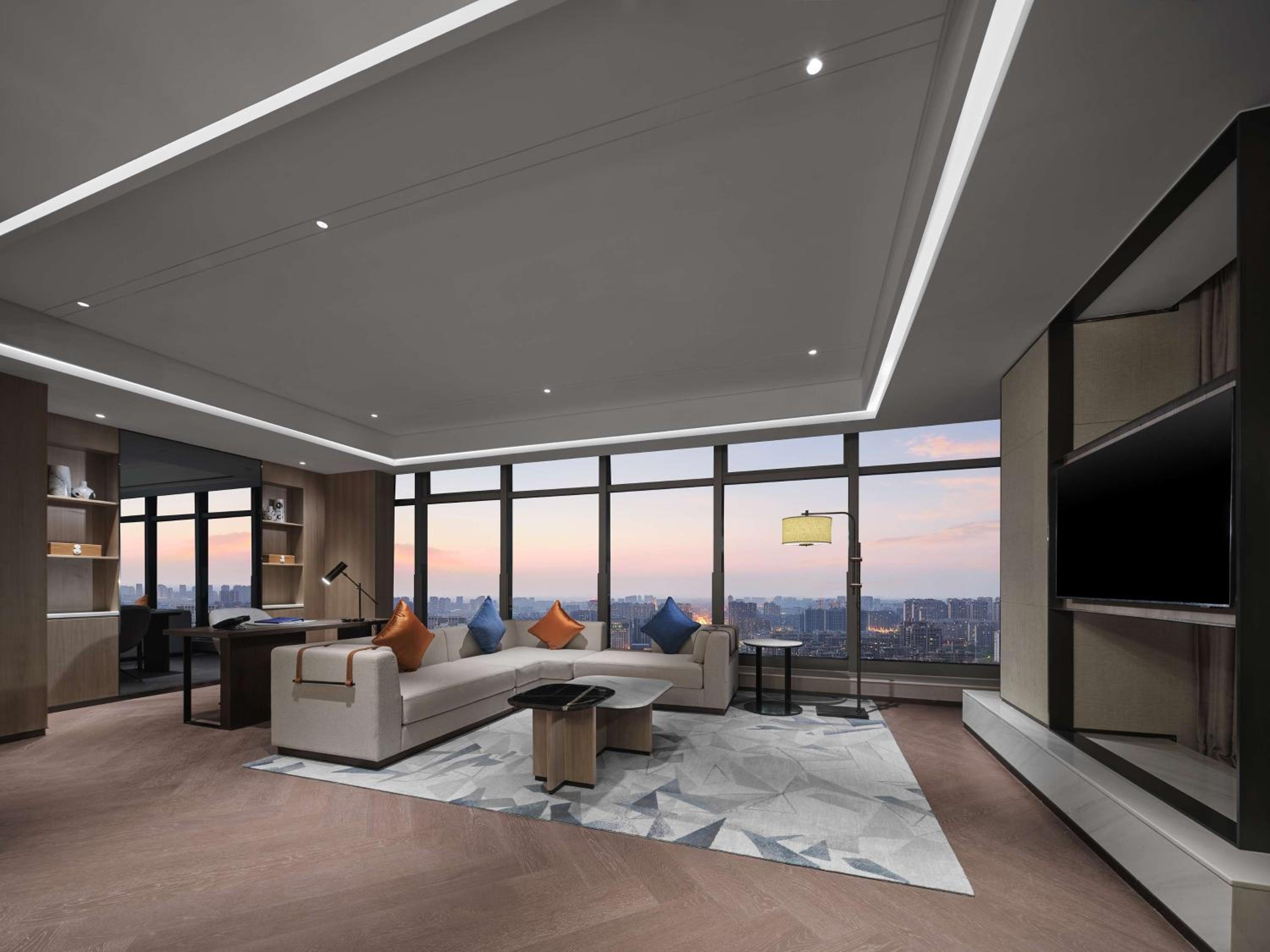 Ambassador King Suite - Photo 5