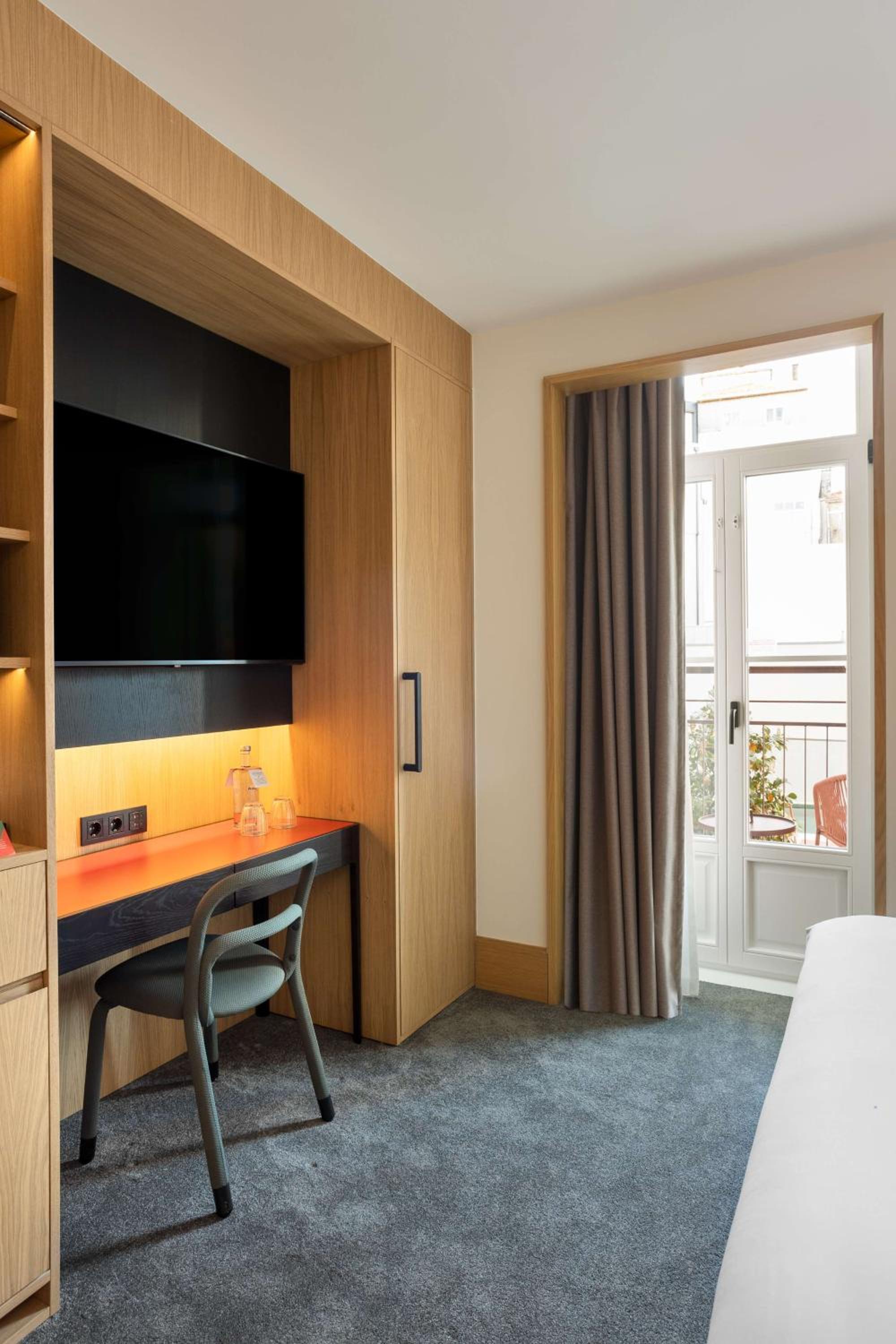 Queen Room with Balcony - Photo 4