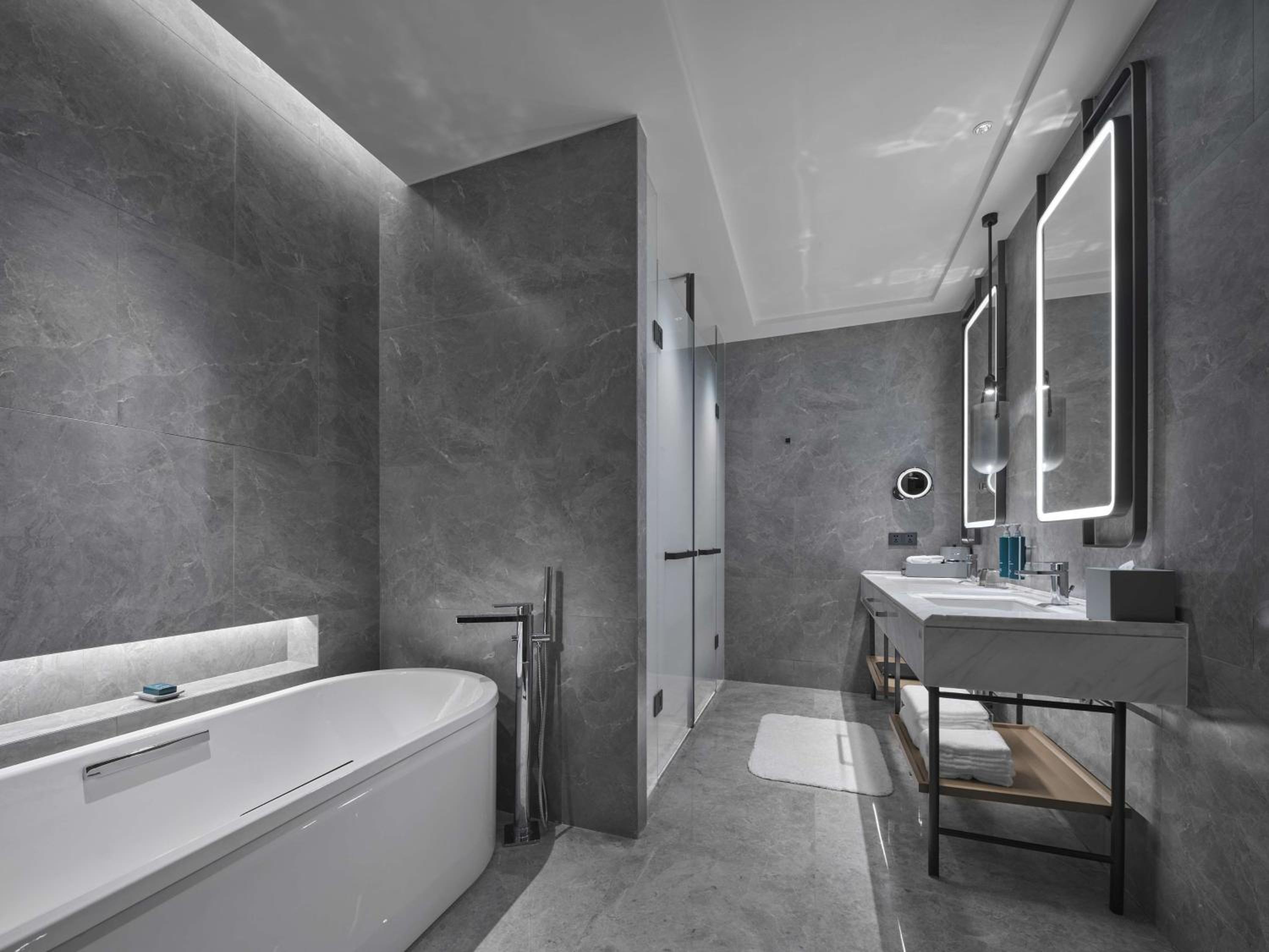 Deluxe King Suite - Photo 2