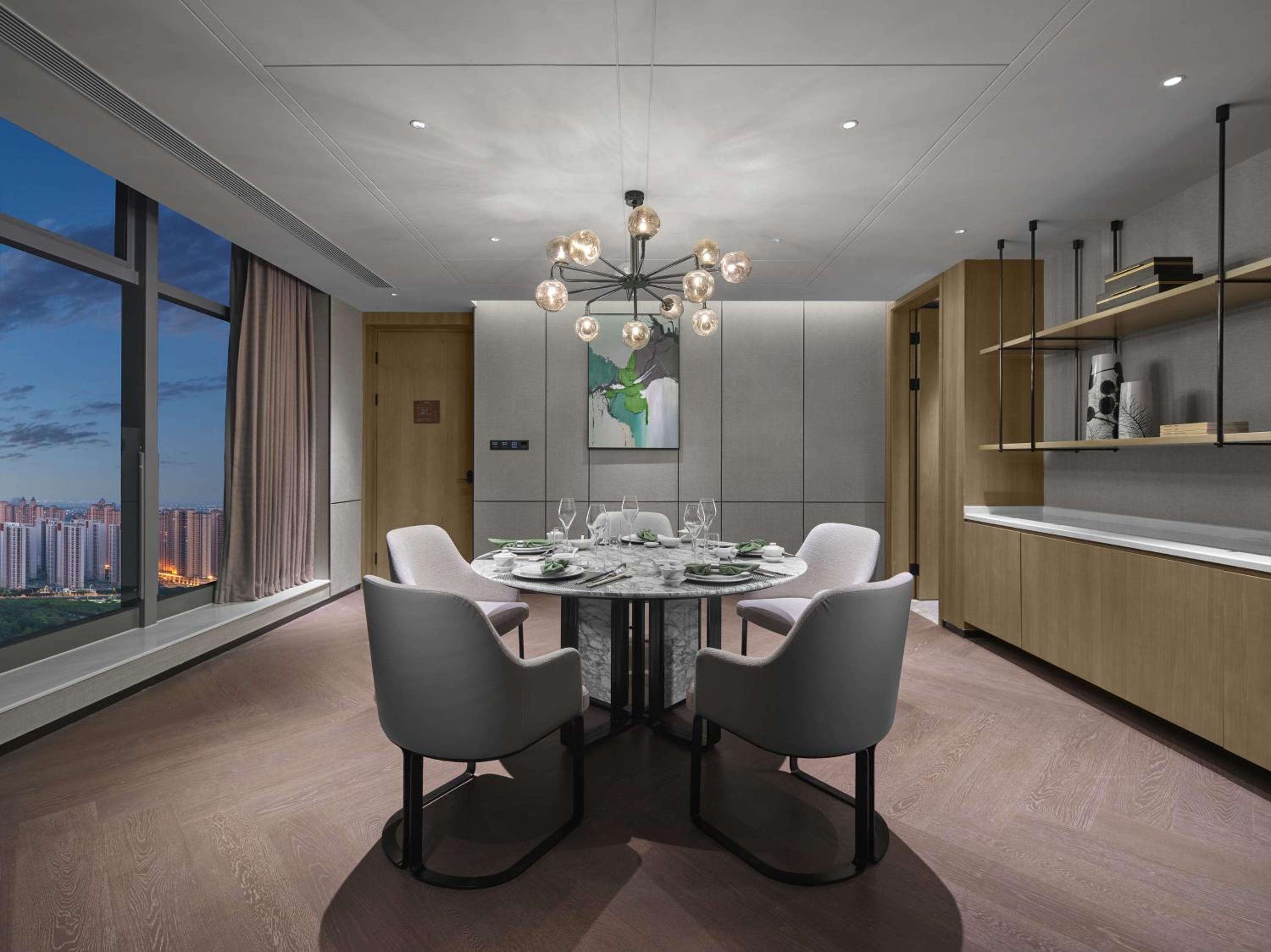 Ambassador King Suite - Photo 2