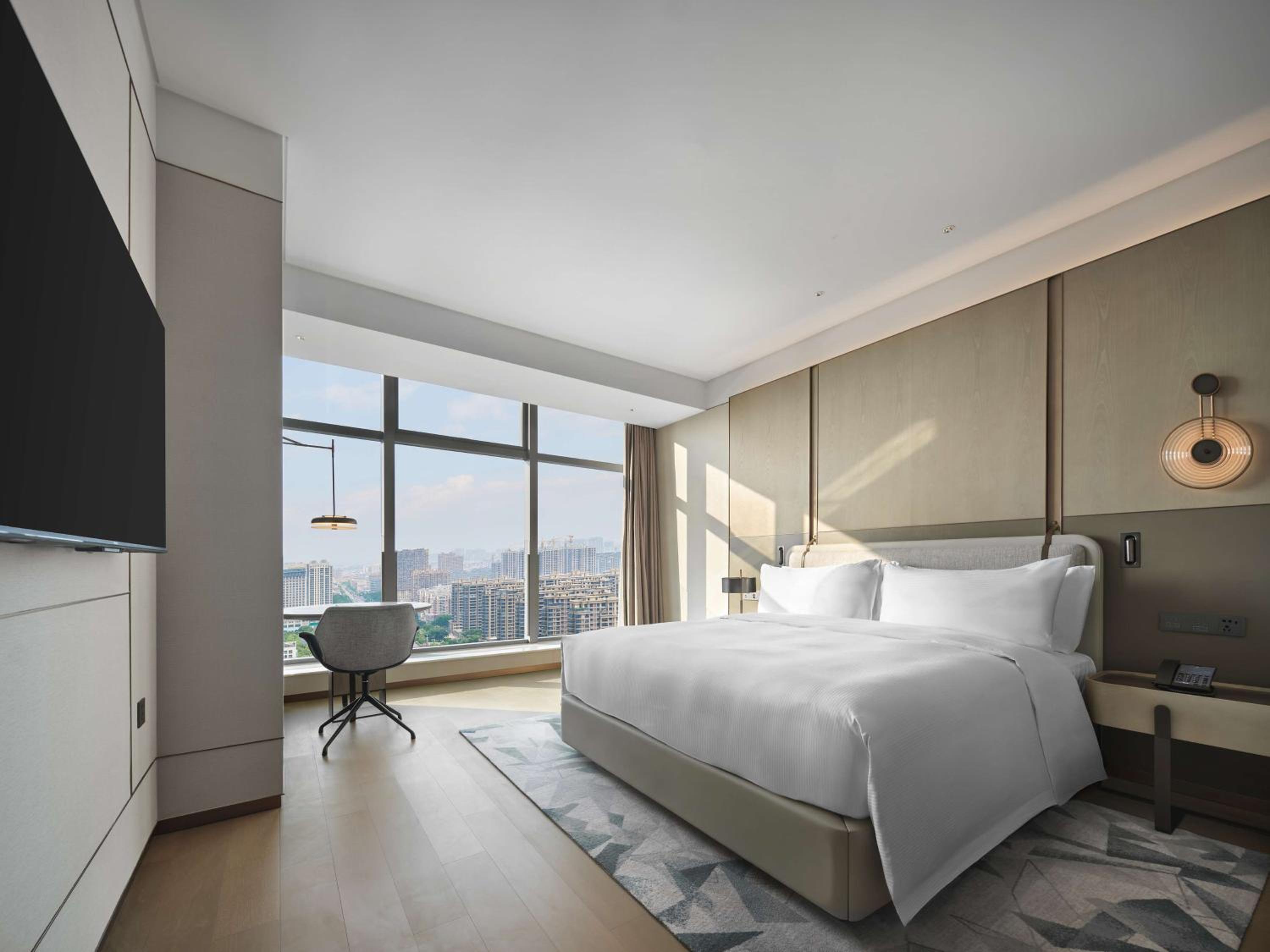 Premium King Room - Photo 5