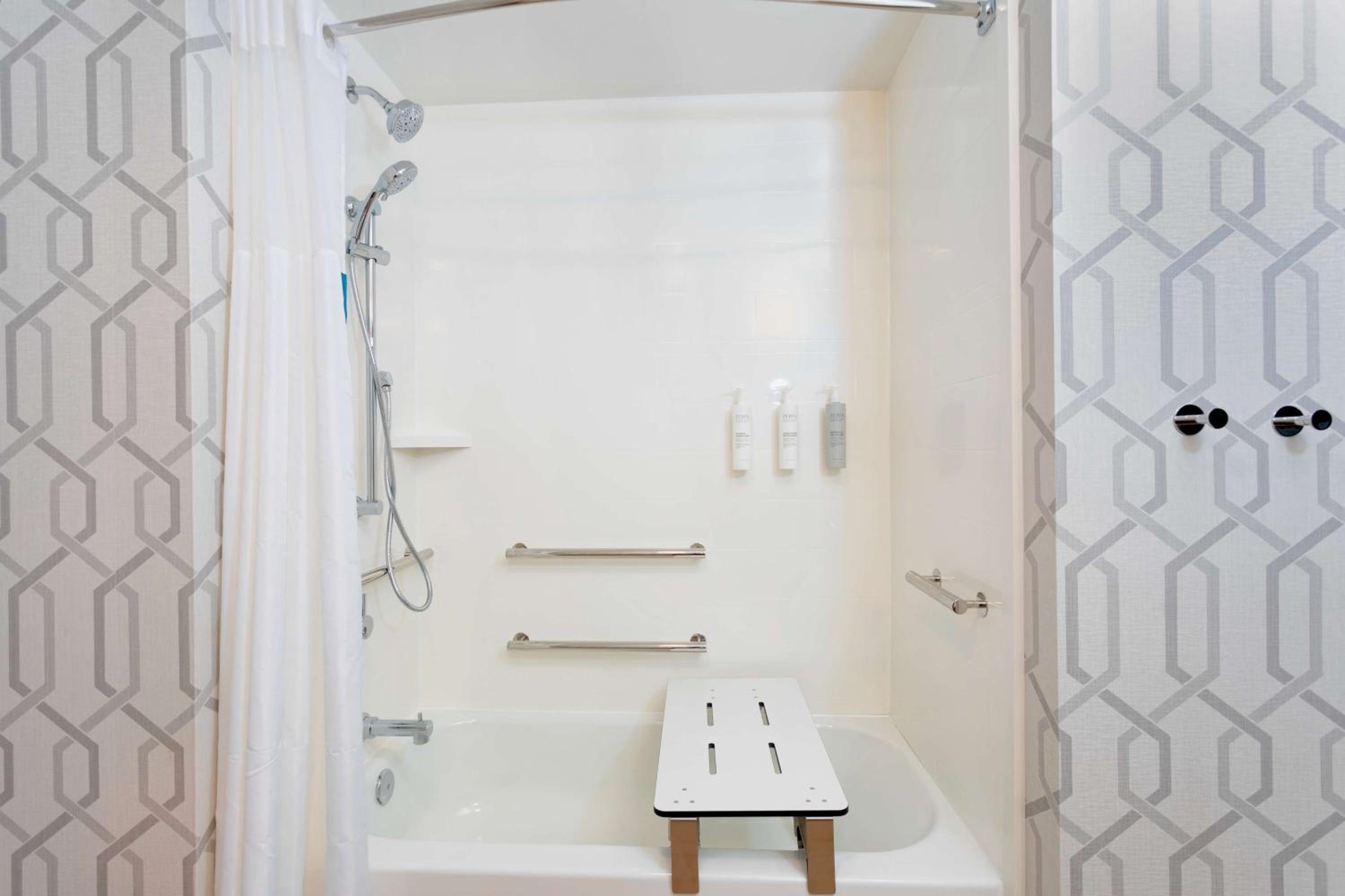 King Room with Tub - Mobility Access - Photo 5