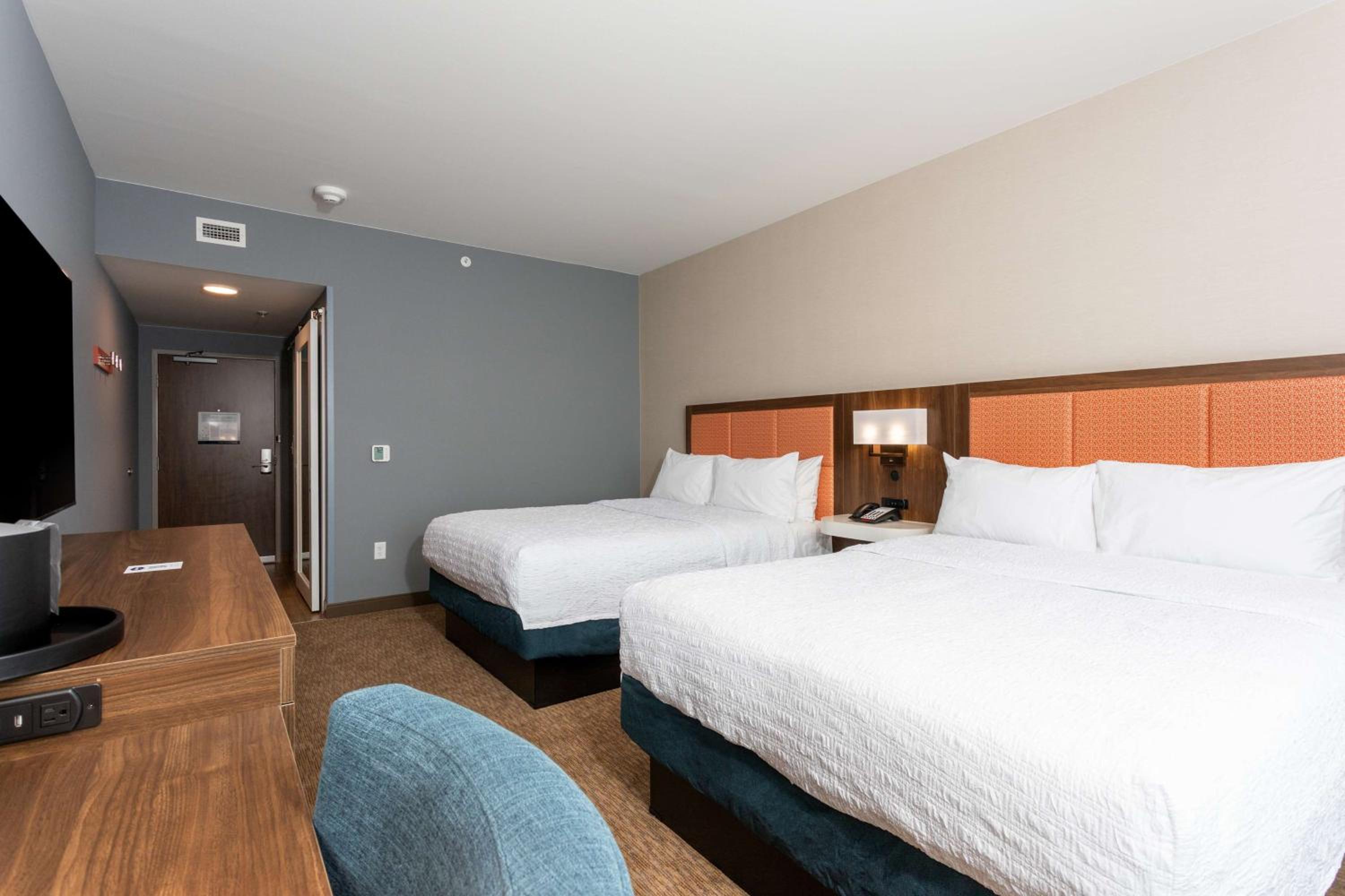 Queen Room with Two Queen Beds - Photo 2