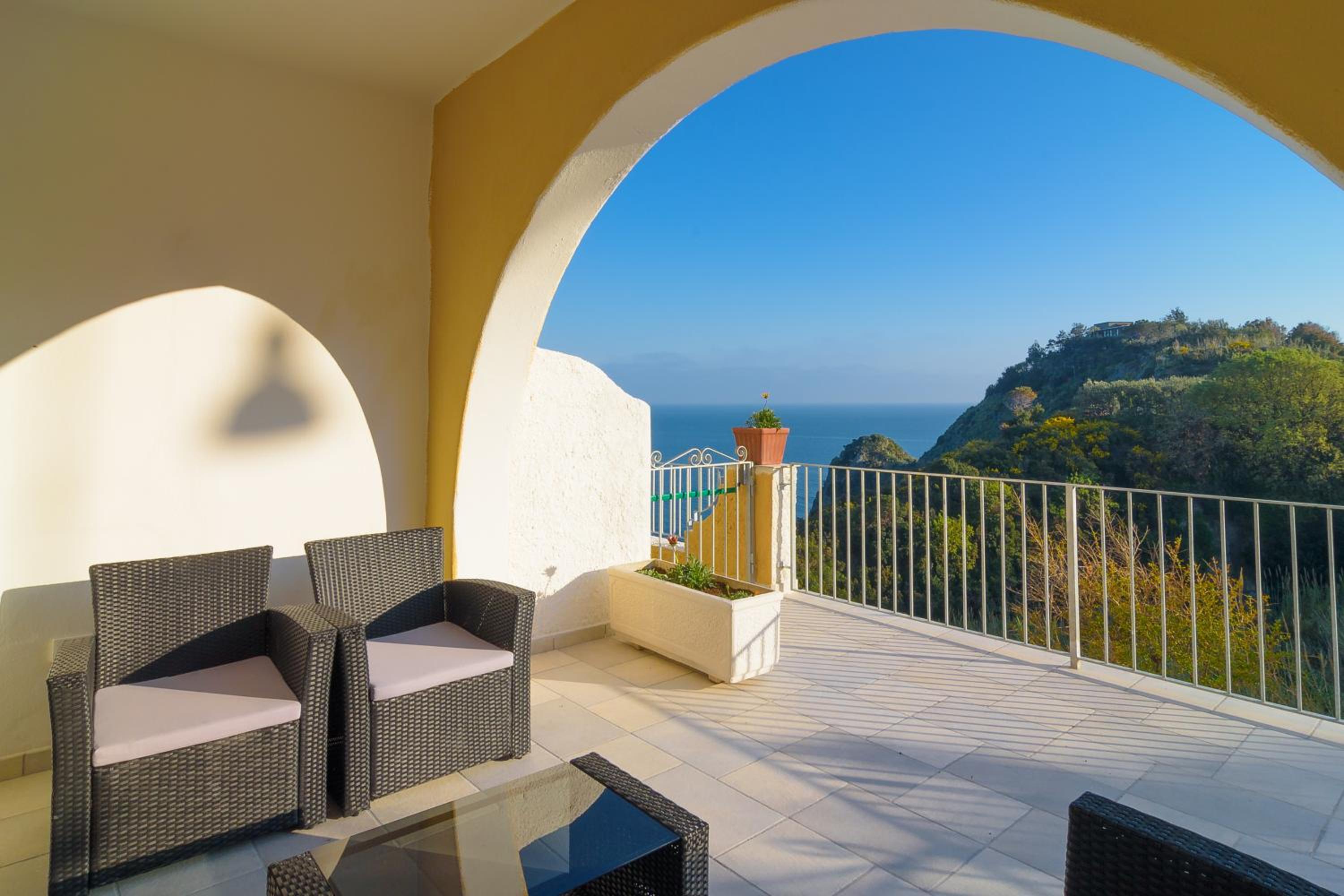 Superior Double Room with Side Sea View - Photo 8