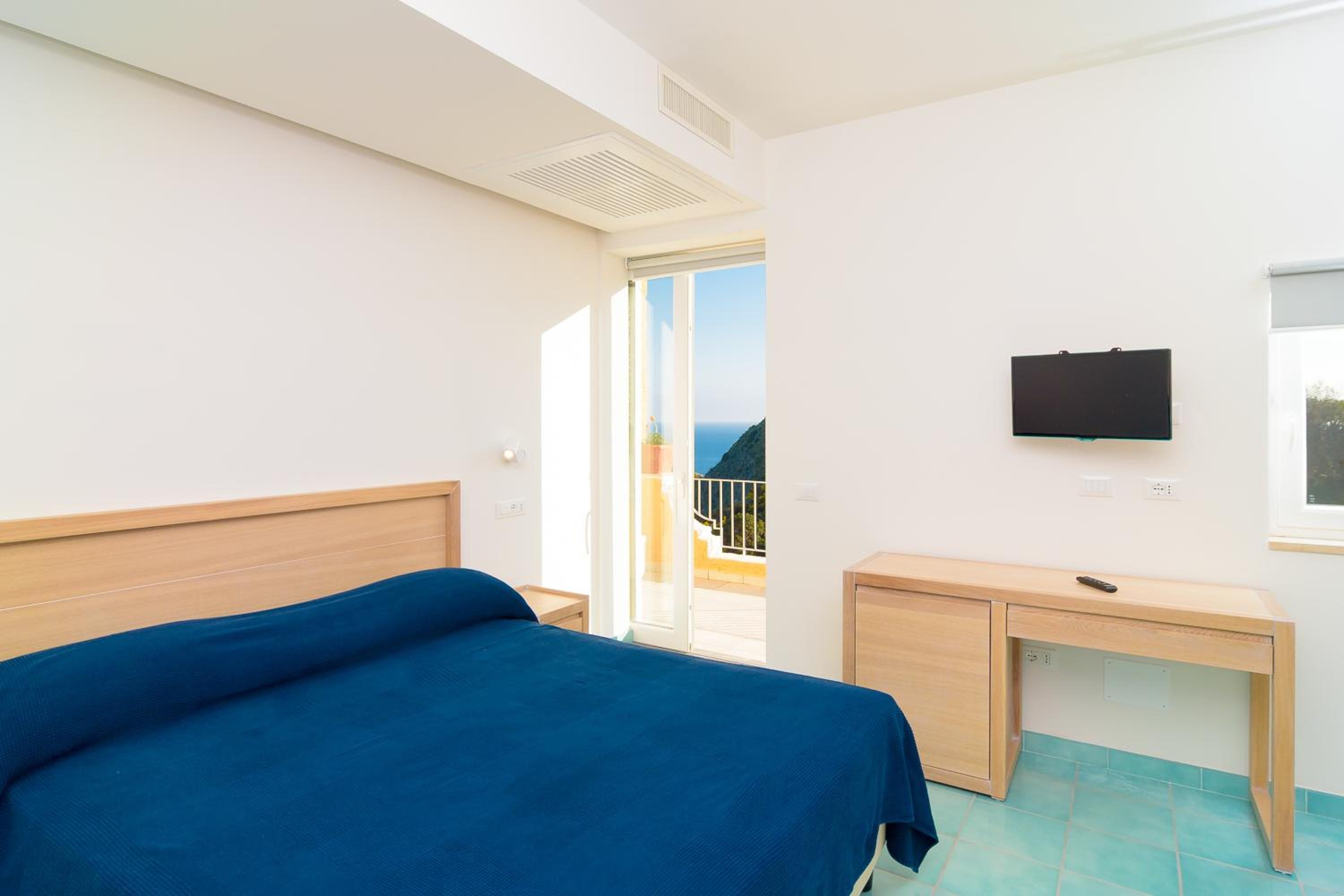 Superior Double Room with Side Sea View - Photo 10