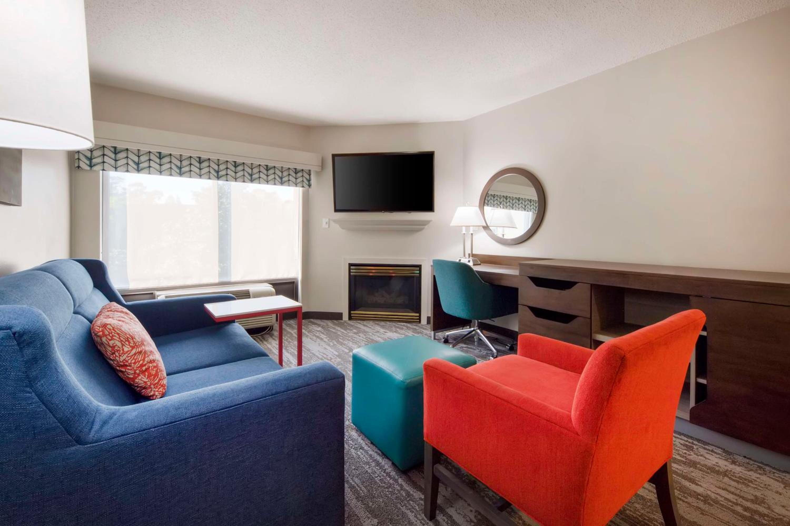One-Bedroom King Suite with Fireplace - Non-Smoking - Photo 2