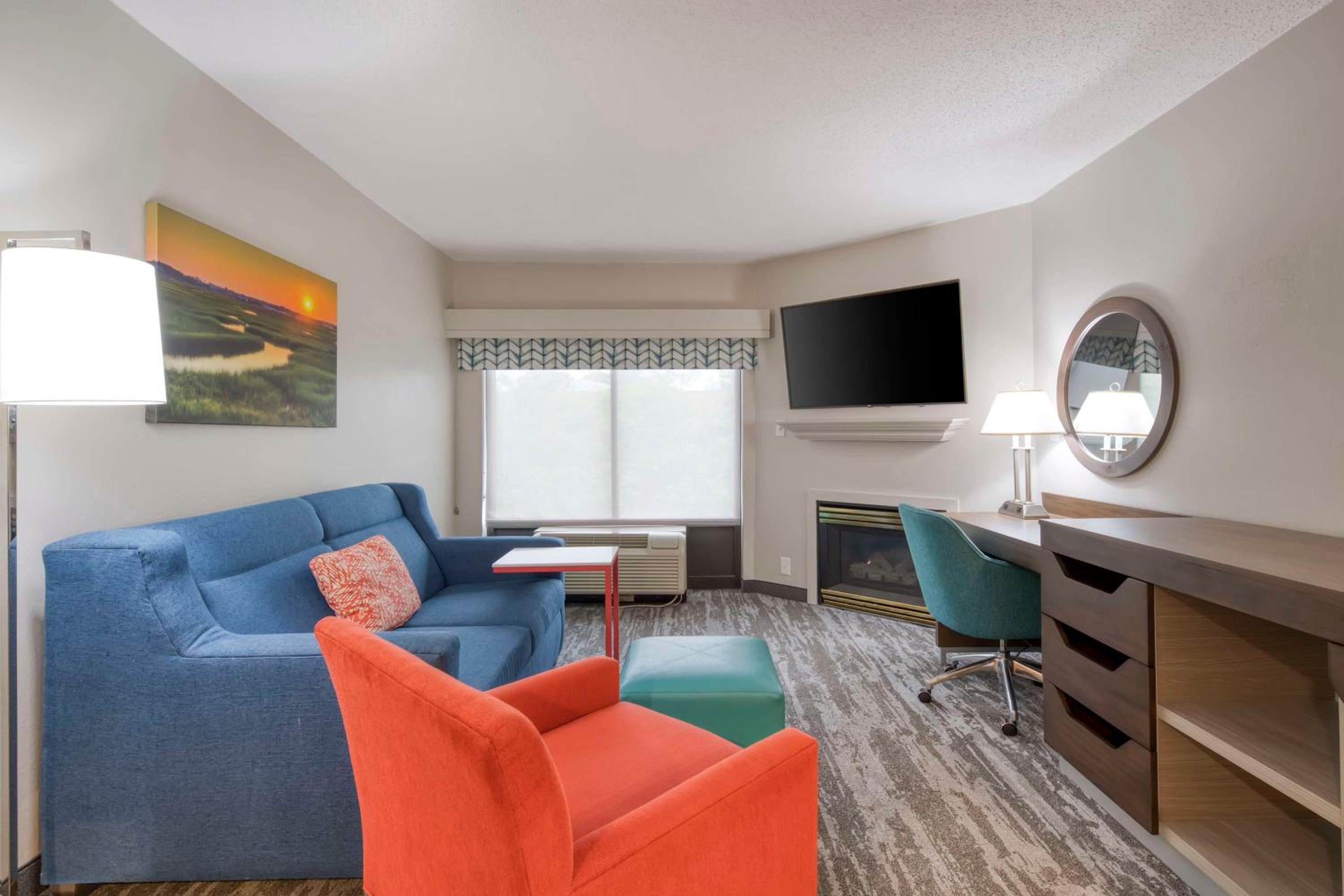 One-Bedroom King Suite with Fireplace - Non-Smoking - Photo 3