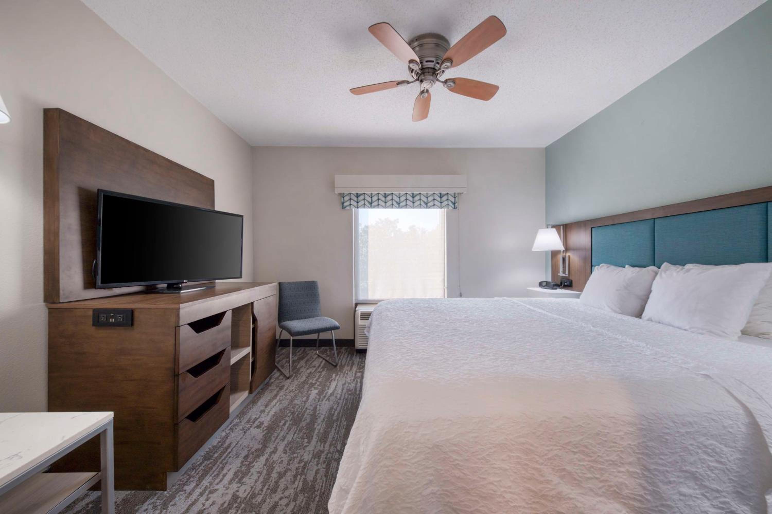 One-Bedroom King Suite with Fireplace - Non-Smoking - Photo 4