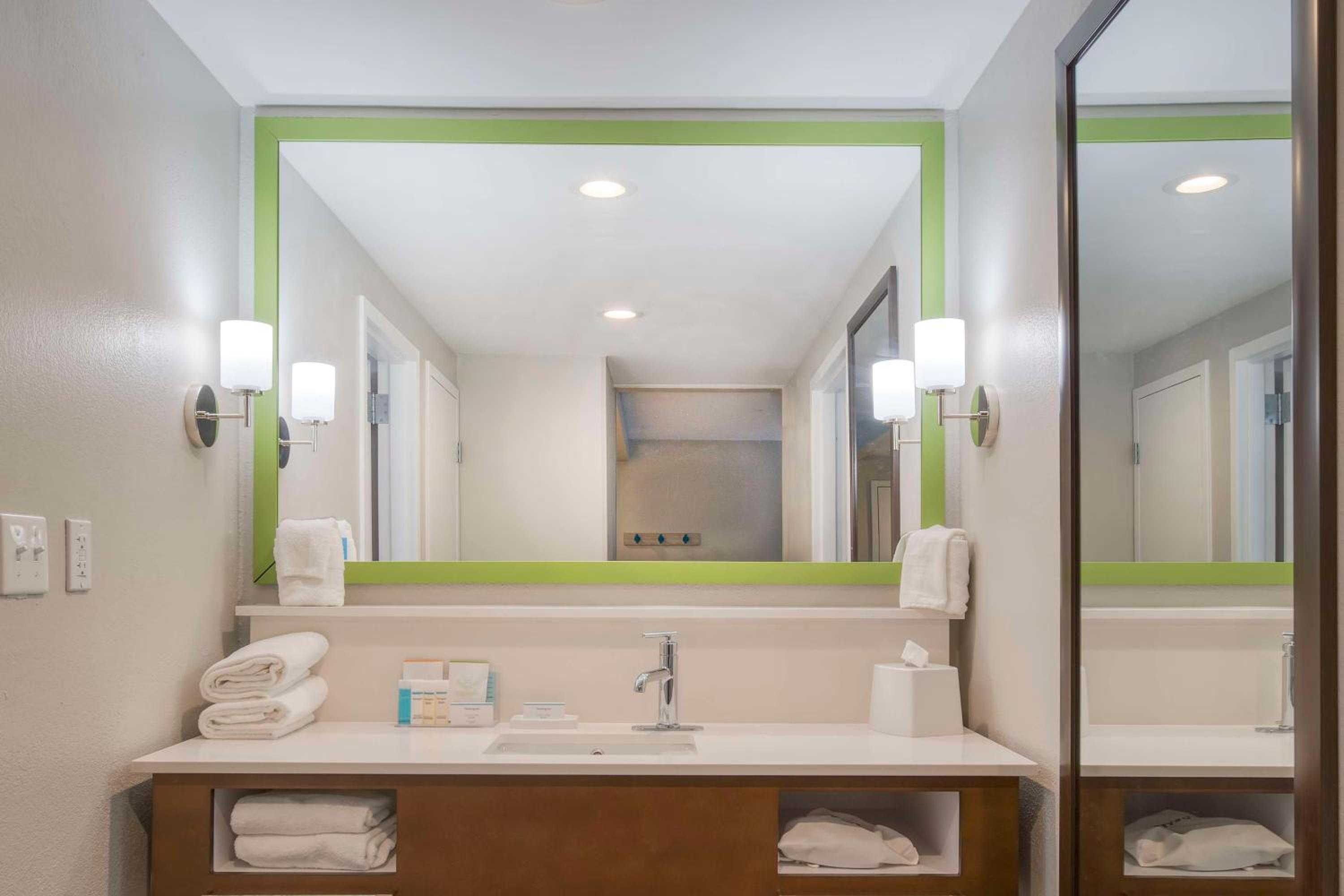 One-Bedroom King Suite with Kitchen - Non-Smoking  - Photo 4