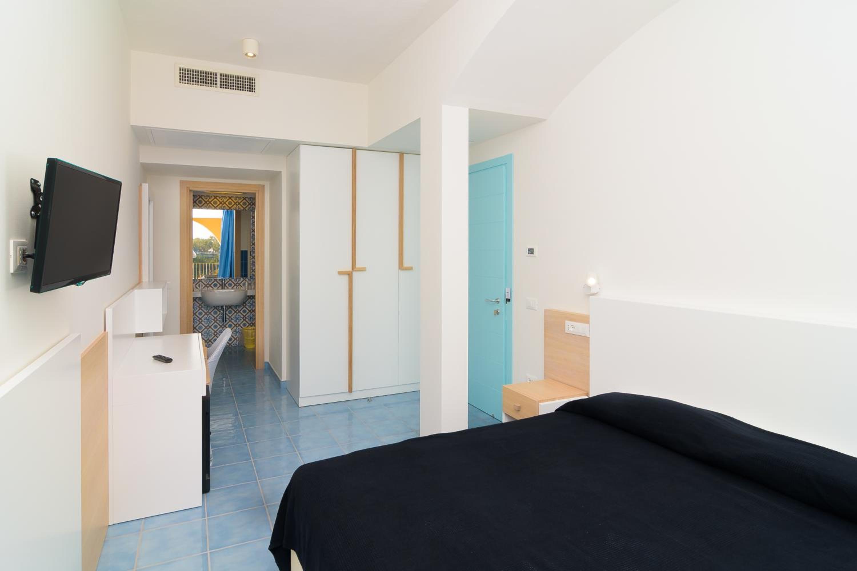 Superior Double Room with Side Sea View - Photo 3