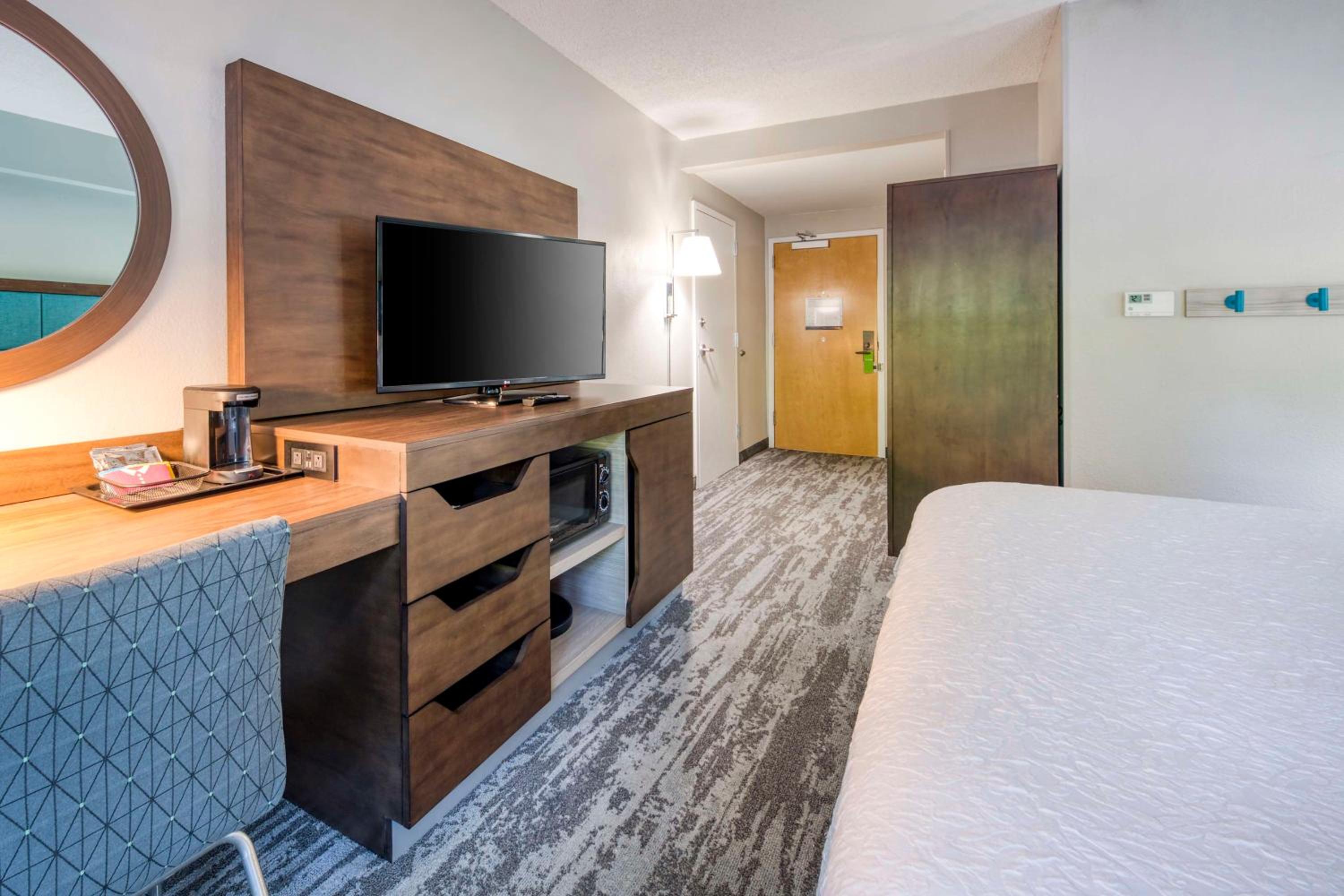 King Room with Roll-In Shower - Mobility Access/Non-Smoking - Photo 2