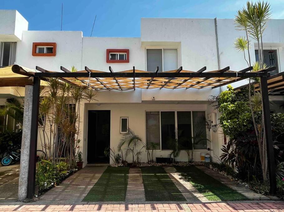One-Bedroom House photo 1