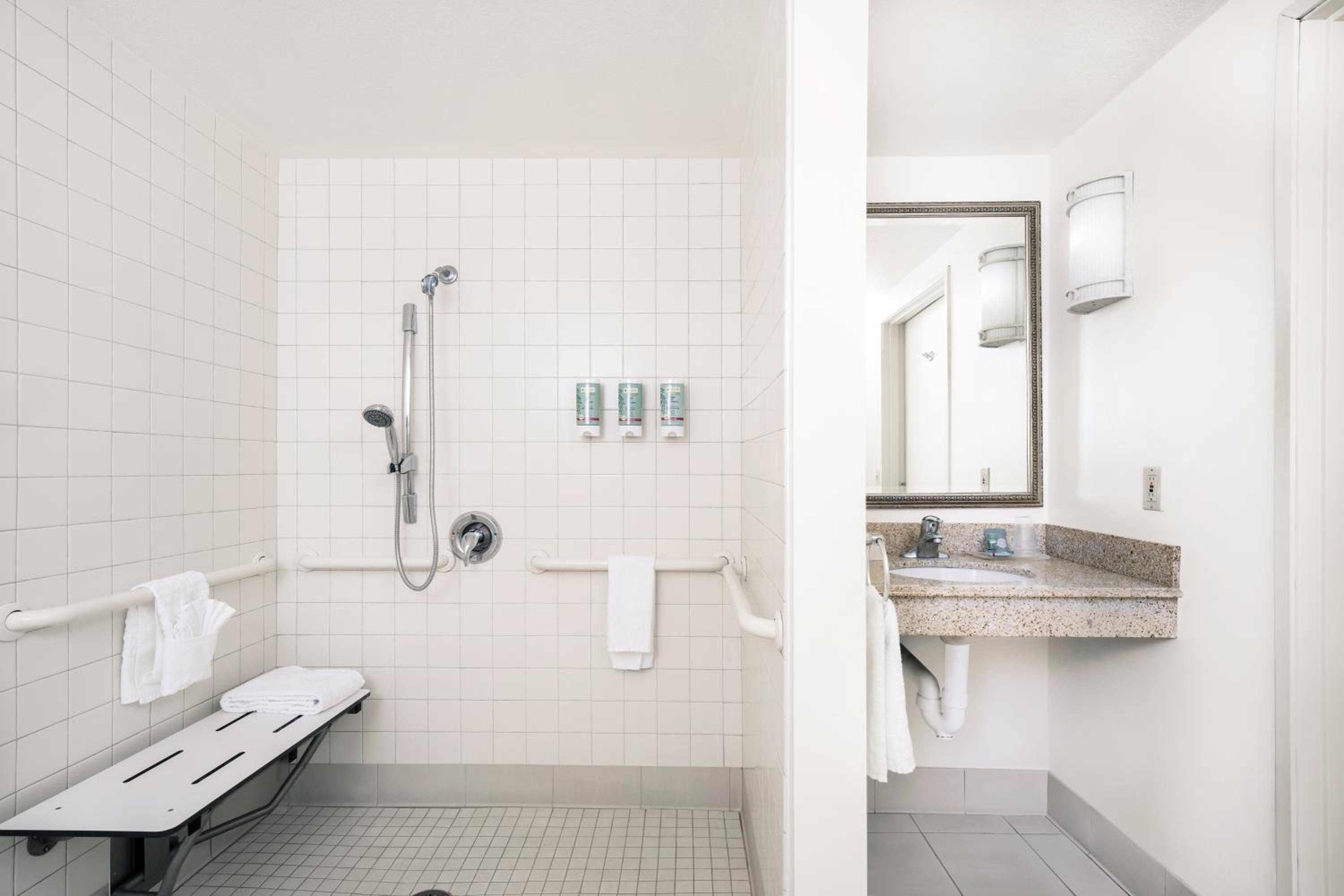 King Room with Roll-in Shower - Disability Access/Non-Smoking - Photo 4