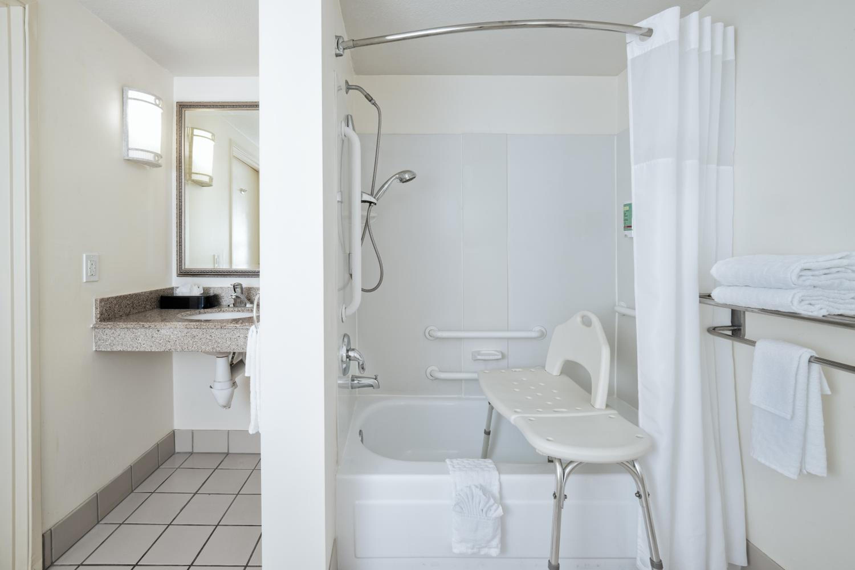 King Room with Sofa Bed and Bath Tub - Disability Access/Non-Smoking - Photo 4