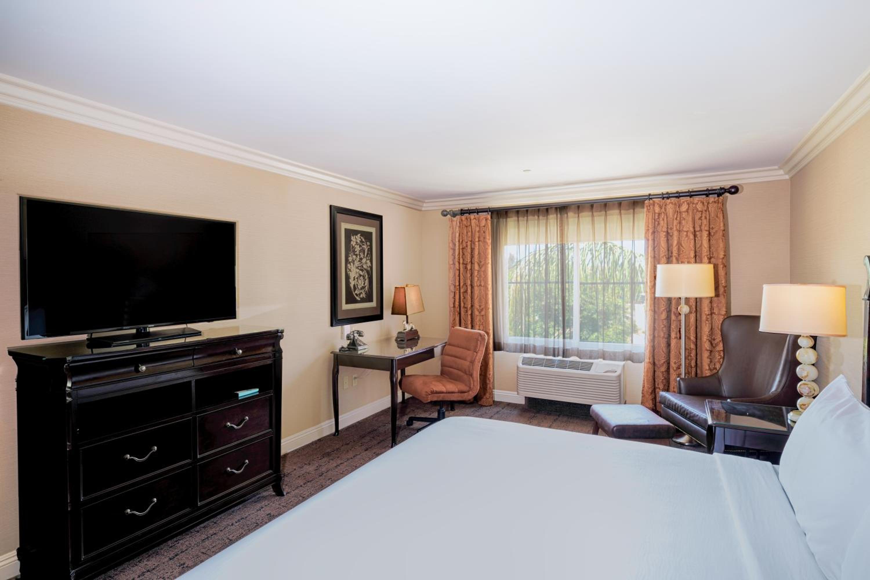 King Room - Non-Smoking - Photo 2