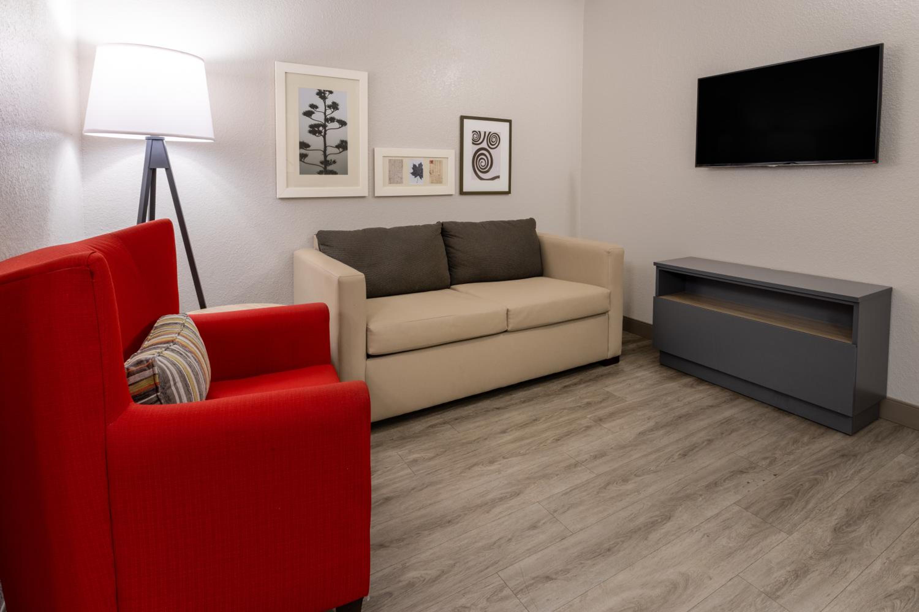 One-Bedroom King Suite with Sofa Bed - Non-Smoking - Photo 6