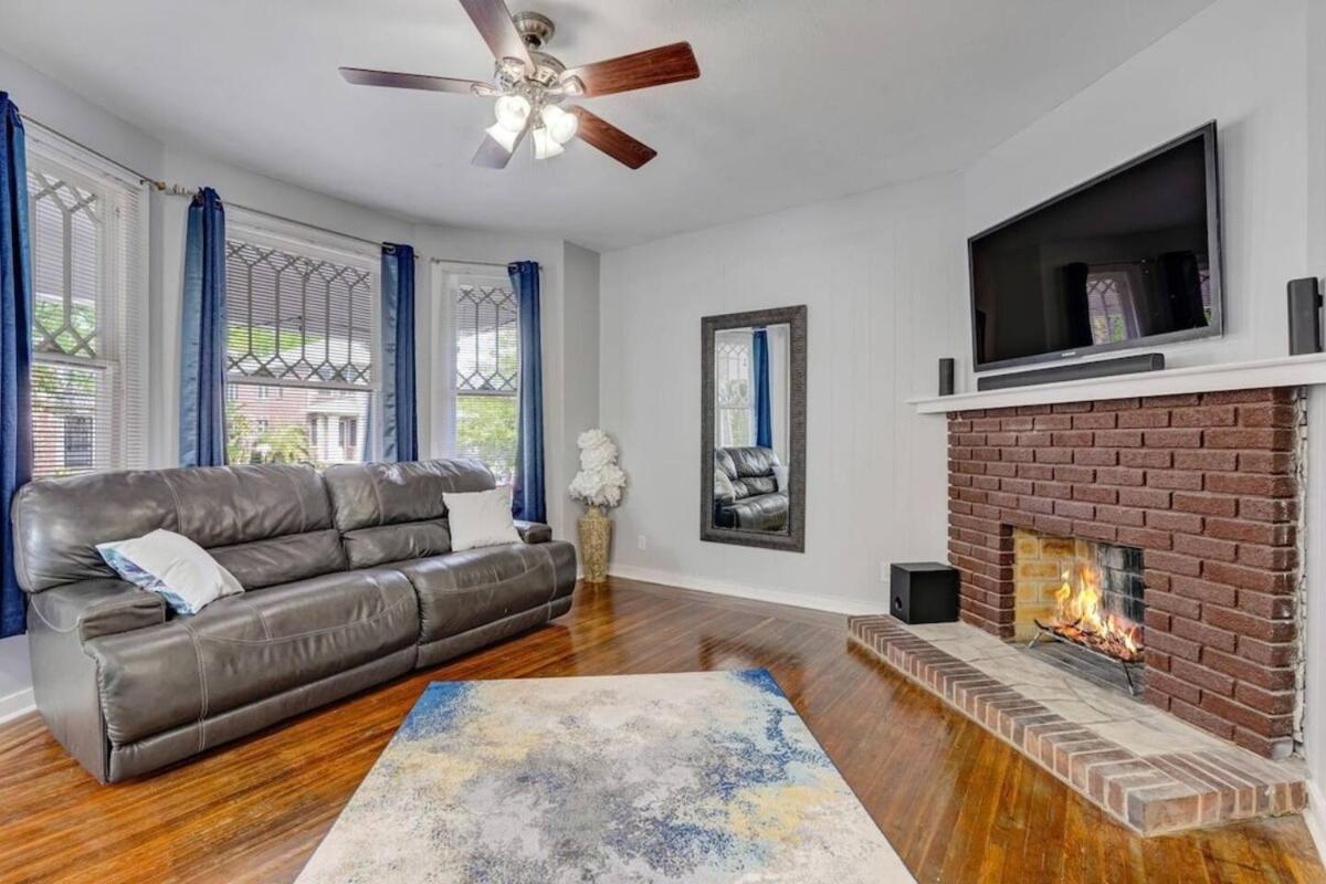 Five-Bedroom House photo 1