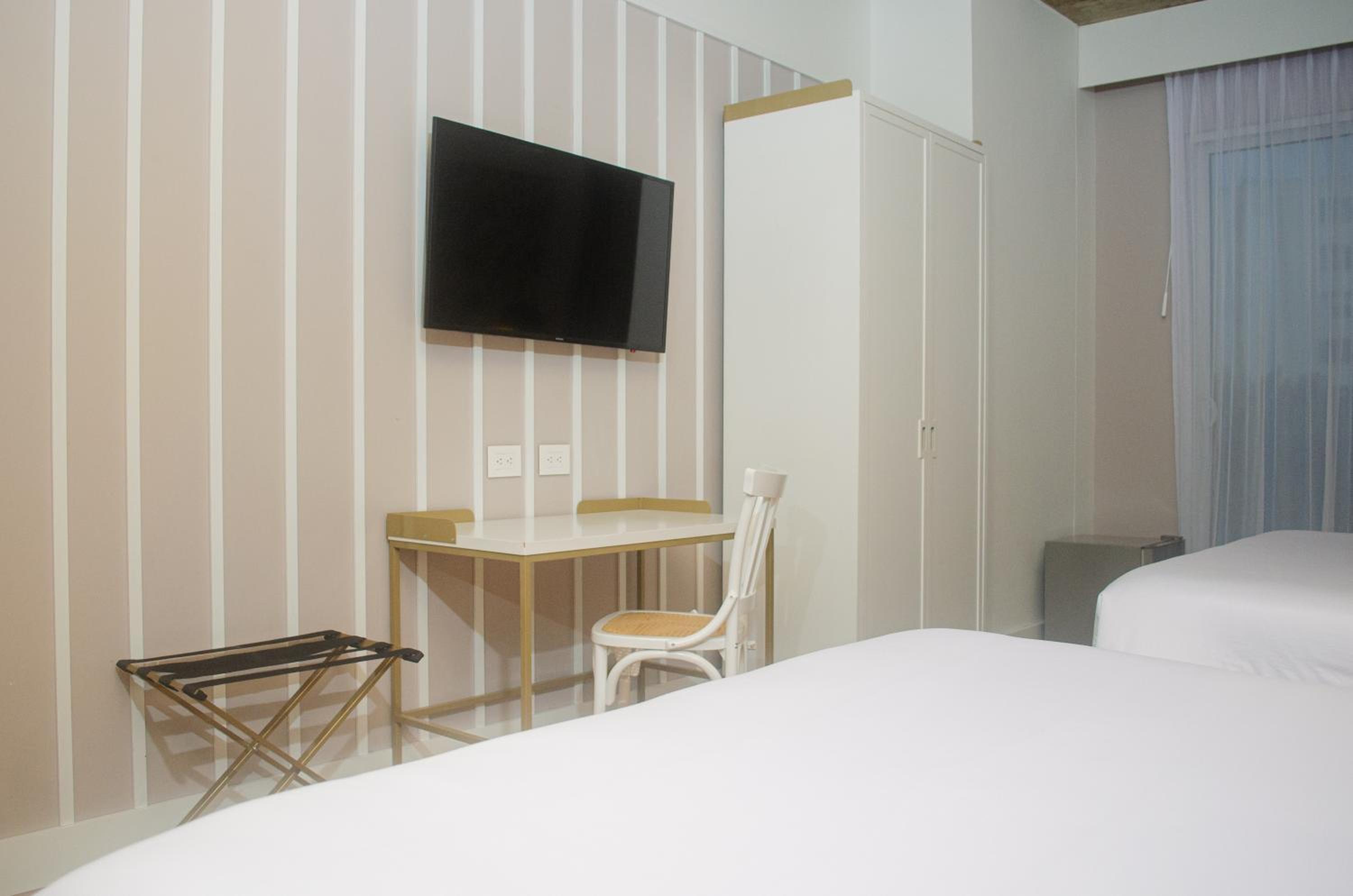2 Double Beds - Photo 5