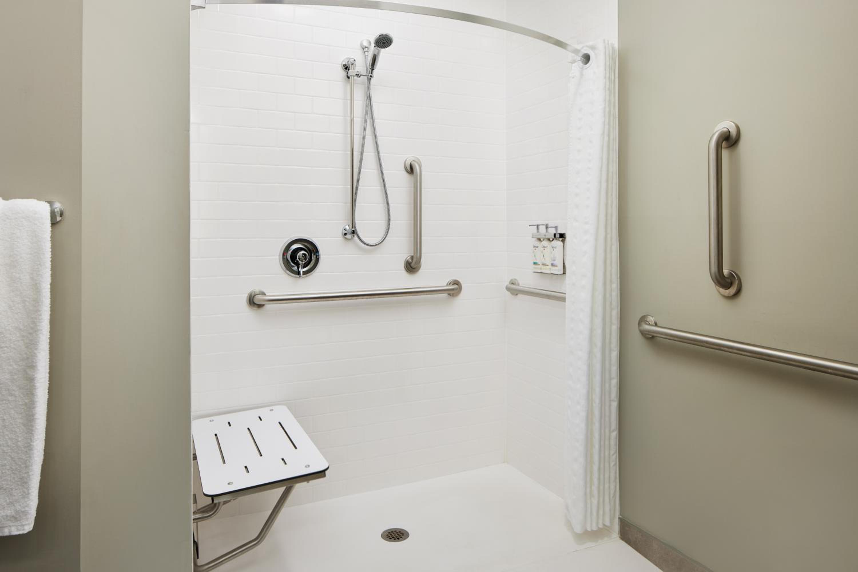 Studio King Suite with Accessible Roll in Shower - Non-Smoking - Photo 4