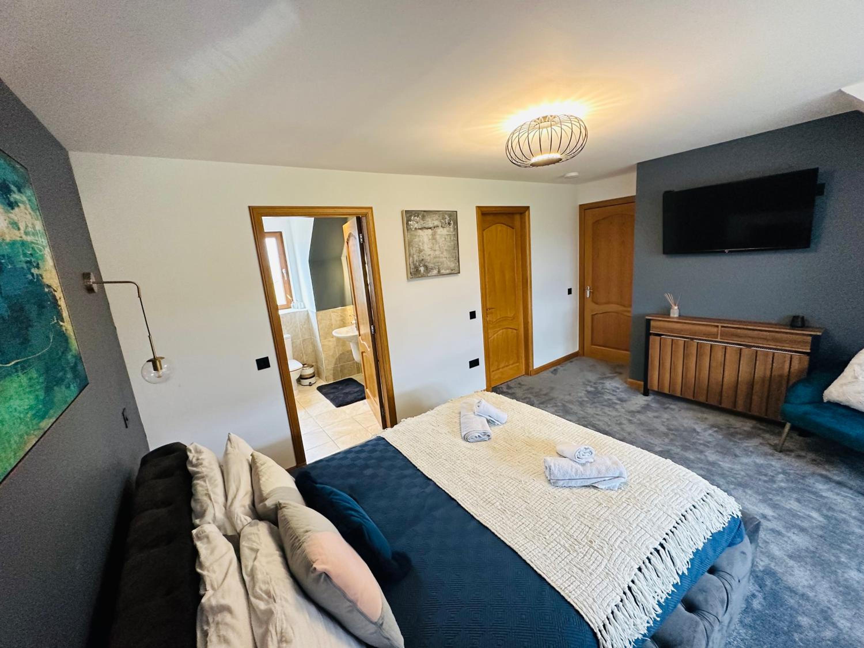Five-Bedroom House photo 3
