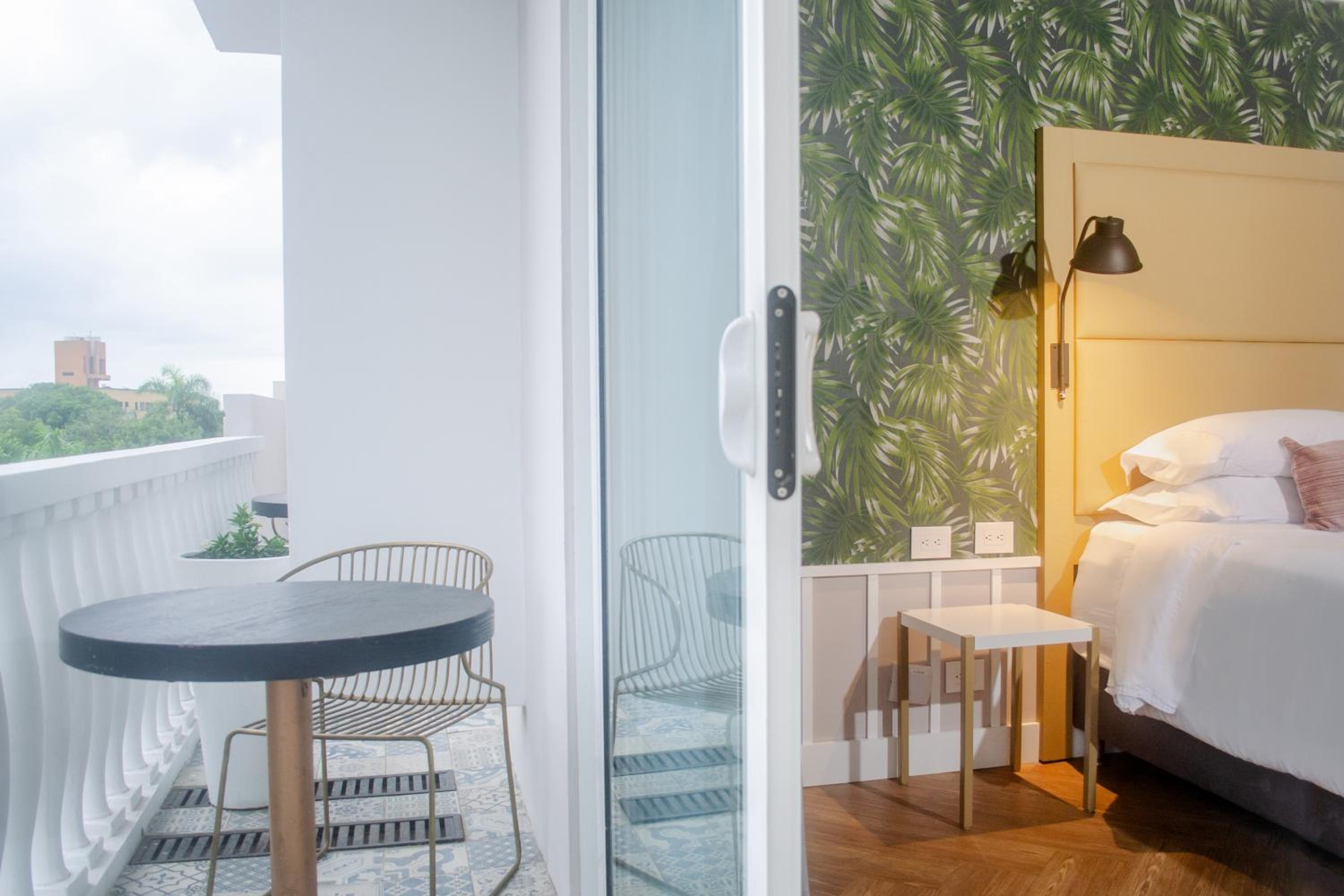 1 King Bed - Premium Room with Balcony - Photo 4