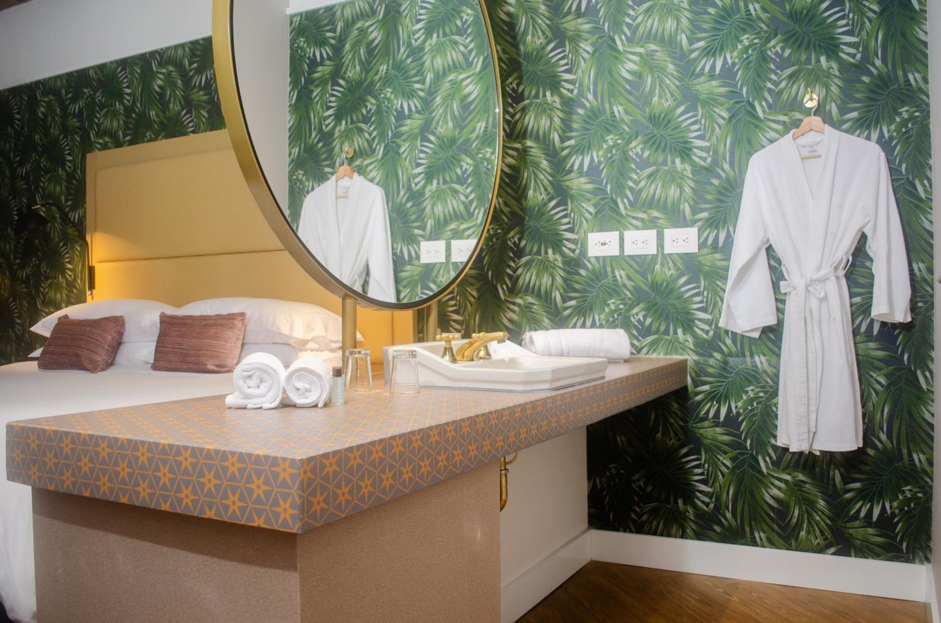 1 King Bed - Premium Room with Balcony - Photo 3