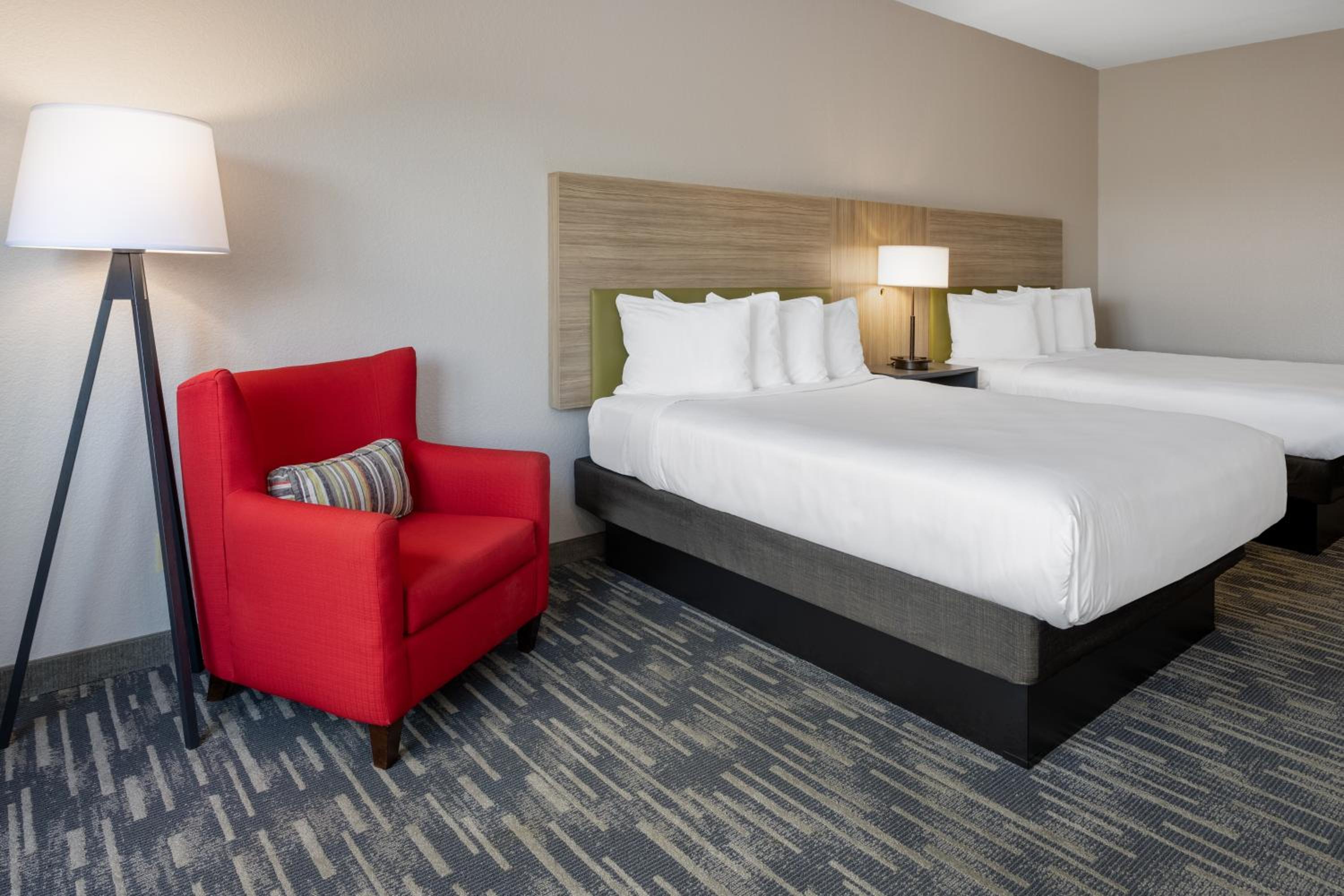 Queen Room with Two Queen Beds - Non-Smoking - Photo 4