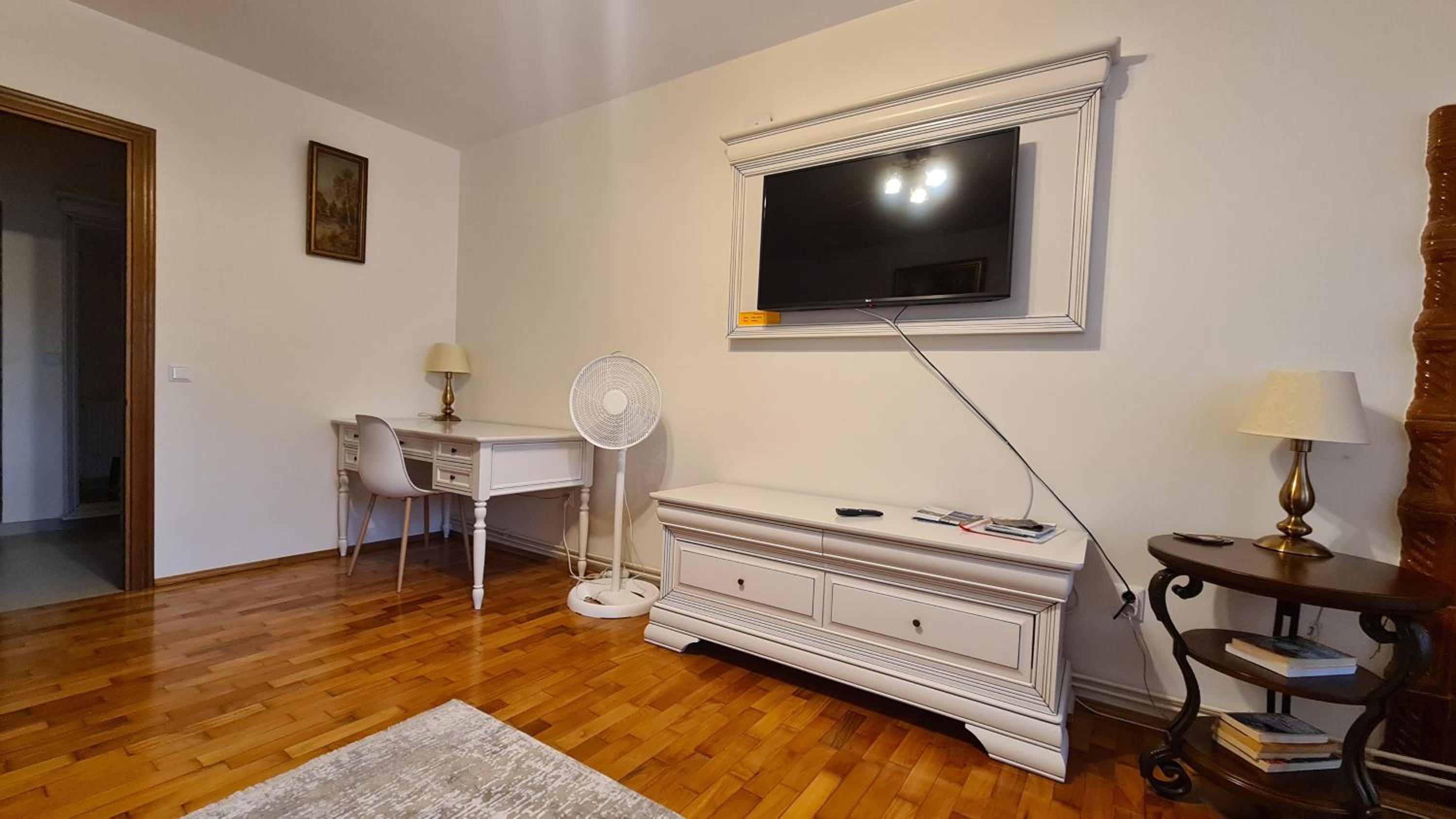 One-Bedroom Apartment - Photo 2