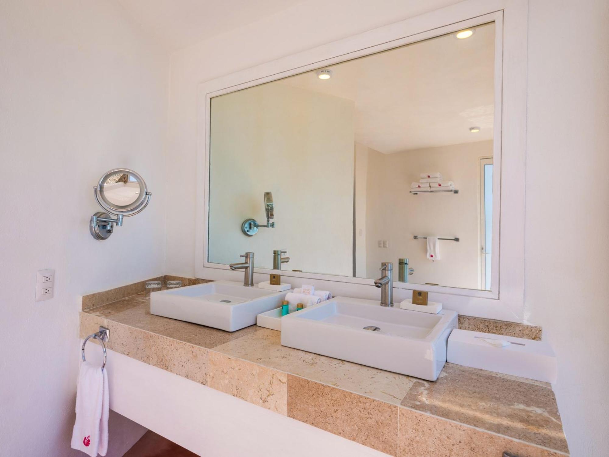 Master Suite with In & Out Pool photo 3