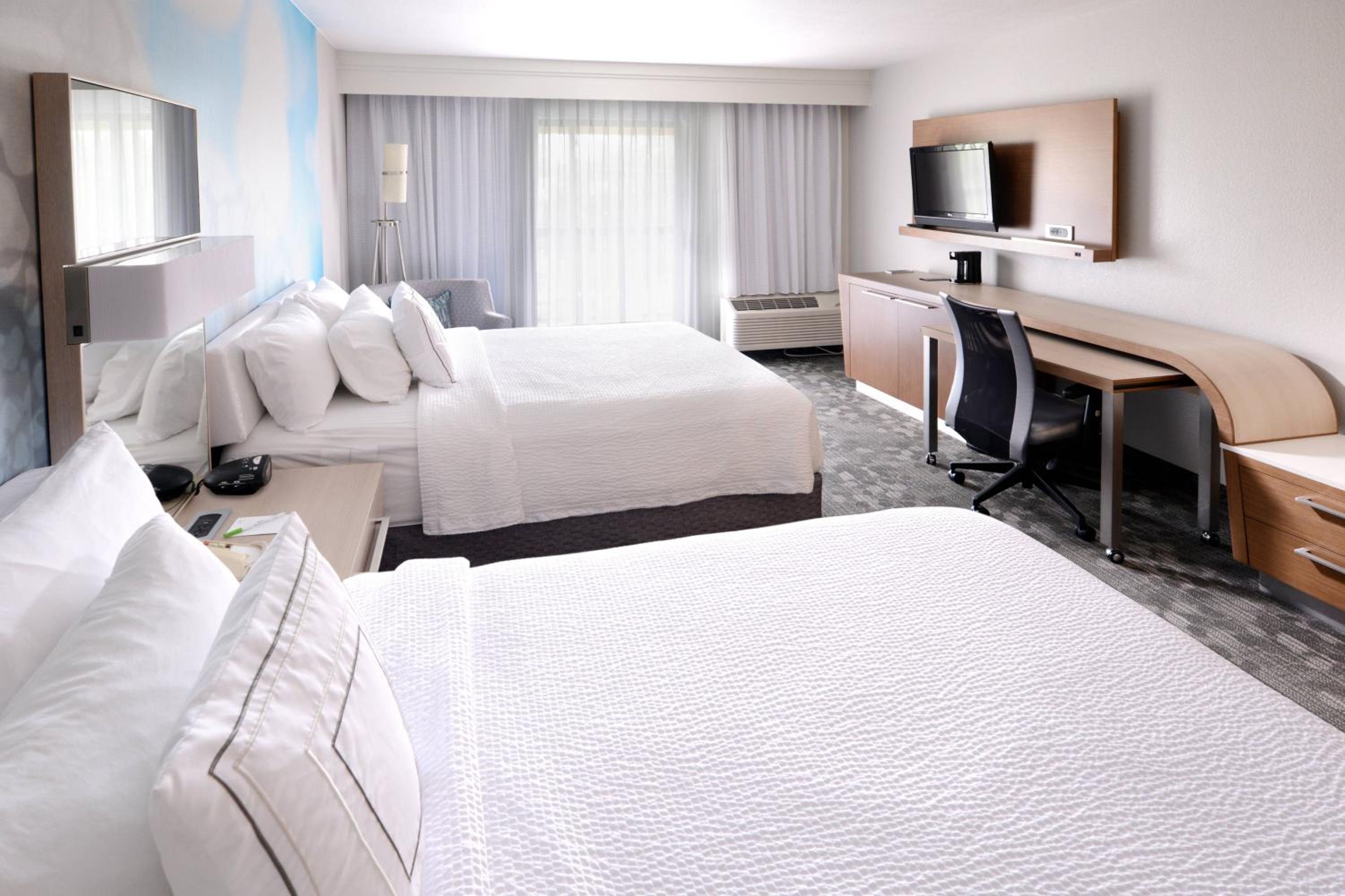 Queen Room with Two Queen Beds - Photo 3