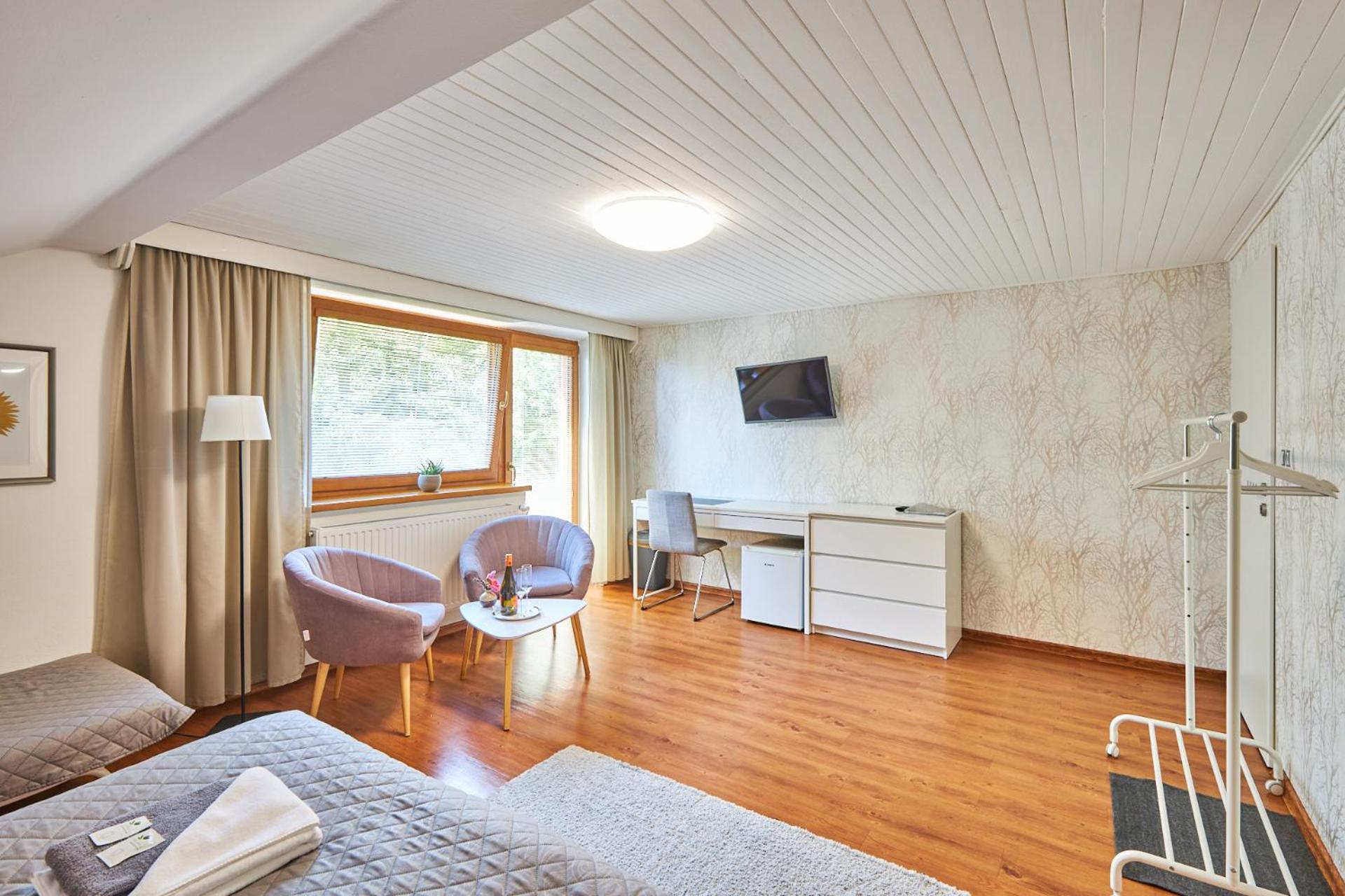 Large Double or Twin Room with Extra Bed - Photo 5
