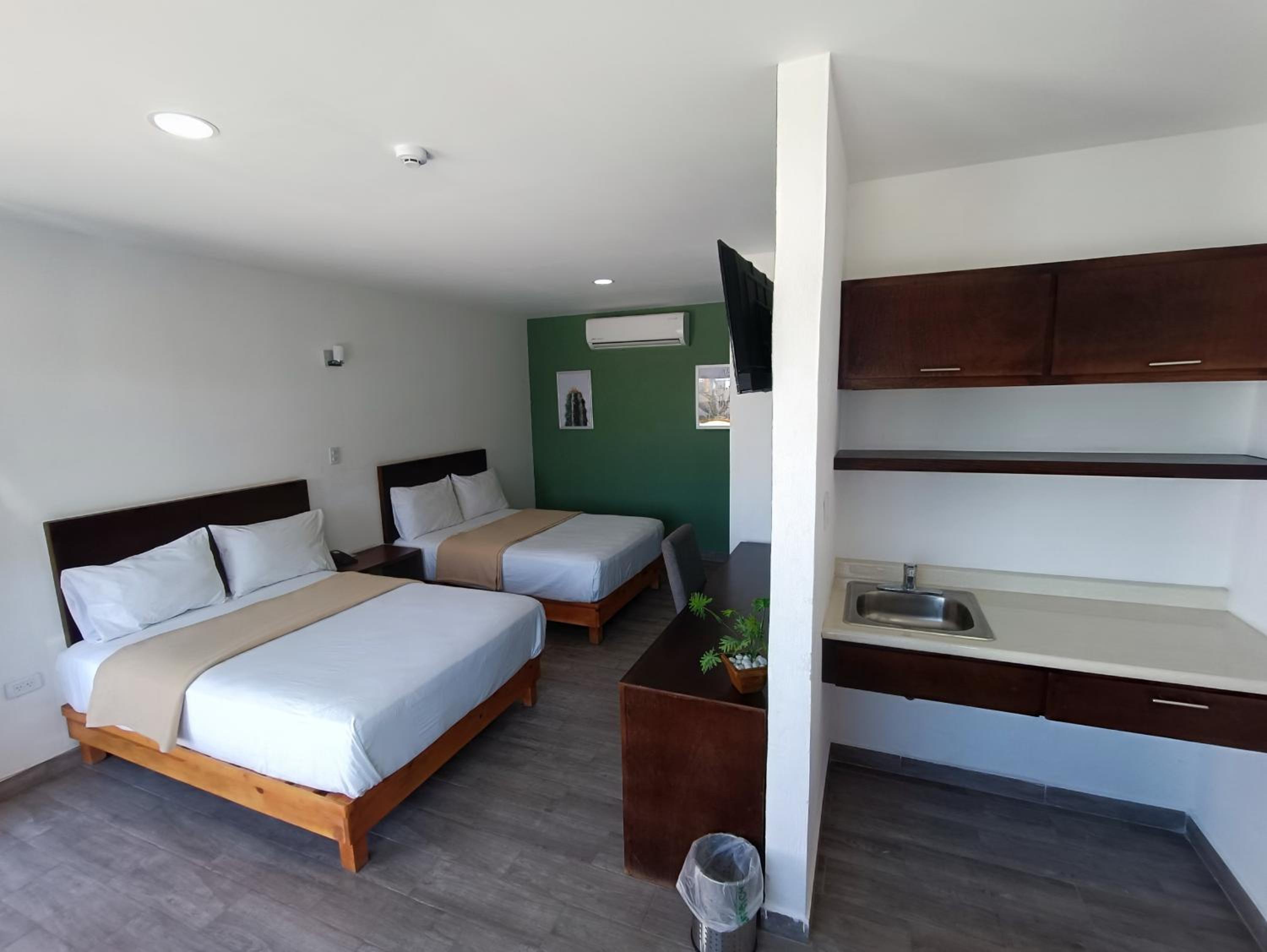 Double Room with Two Double Beds - Photo 3